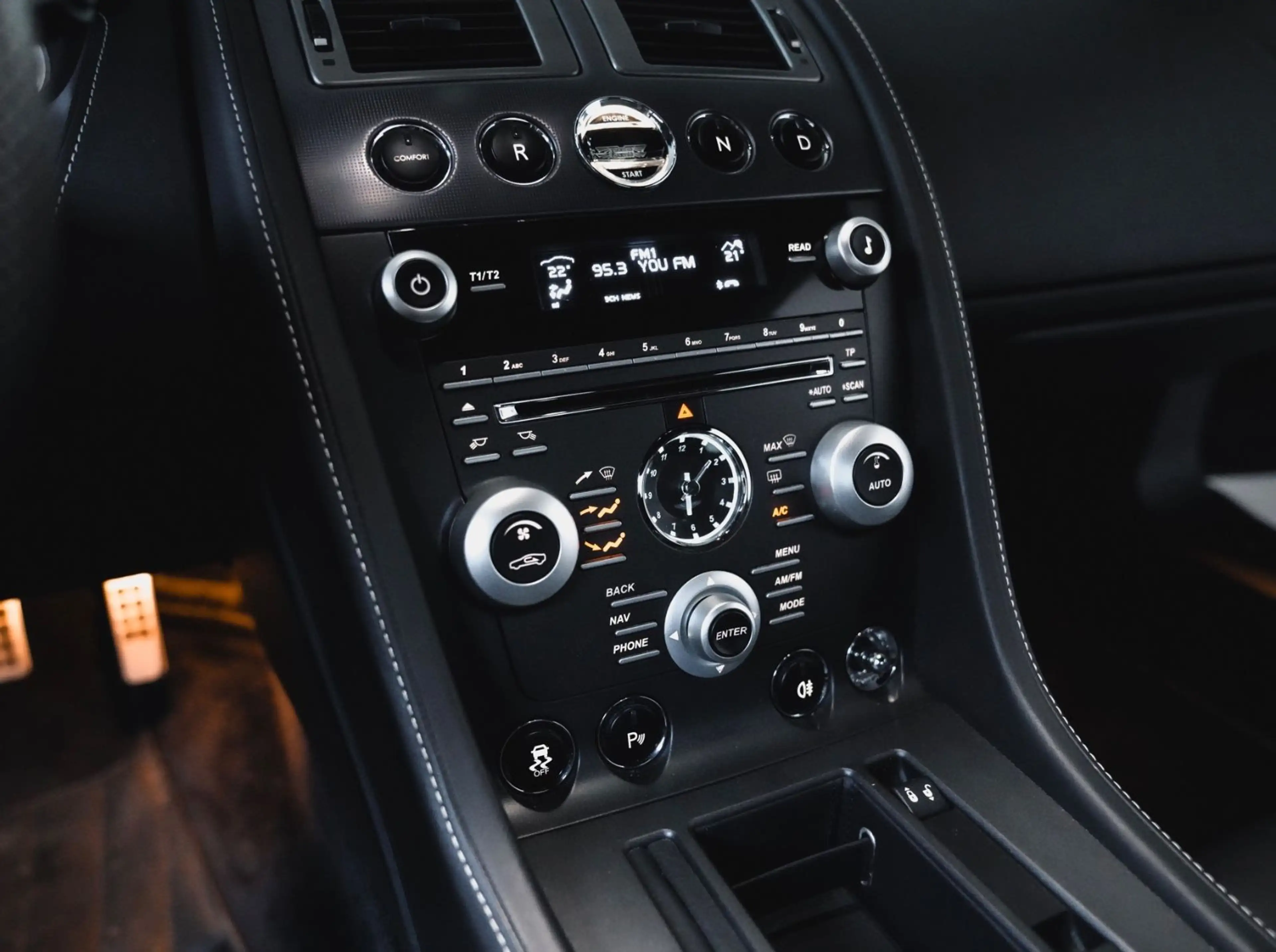 Aston Martin V8 *Deutsches Fahrzeug*Serviceneu* — photo 15