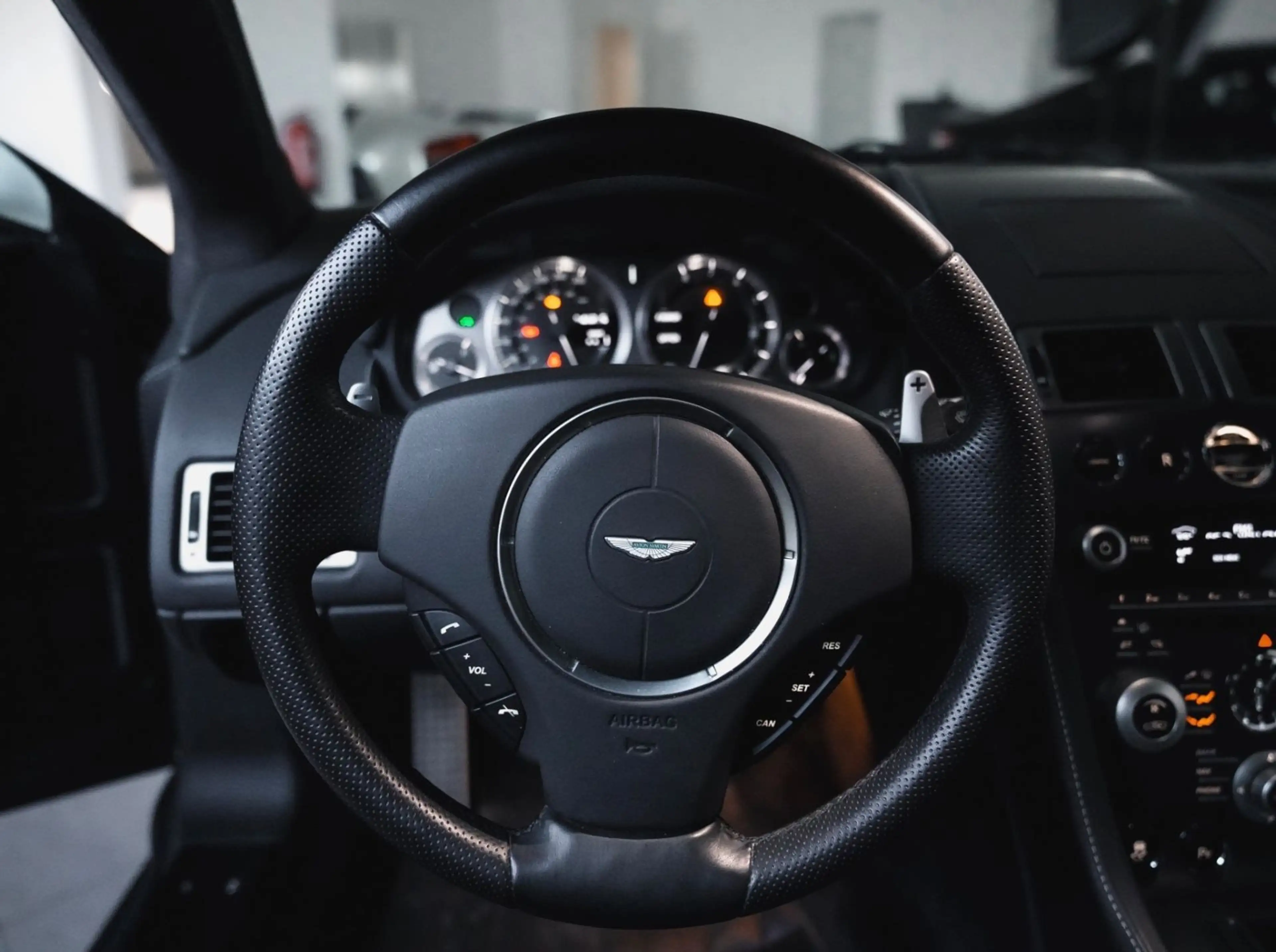Aston Martin V8 *Deutsches Fahrzeug*Serviceneu* — photo 13