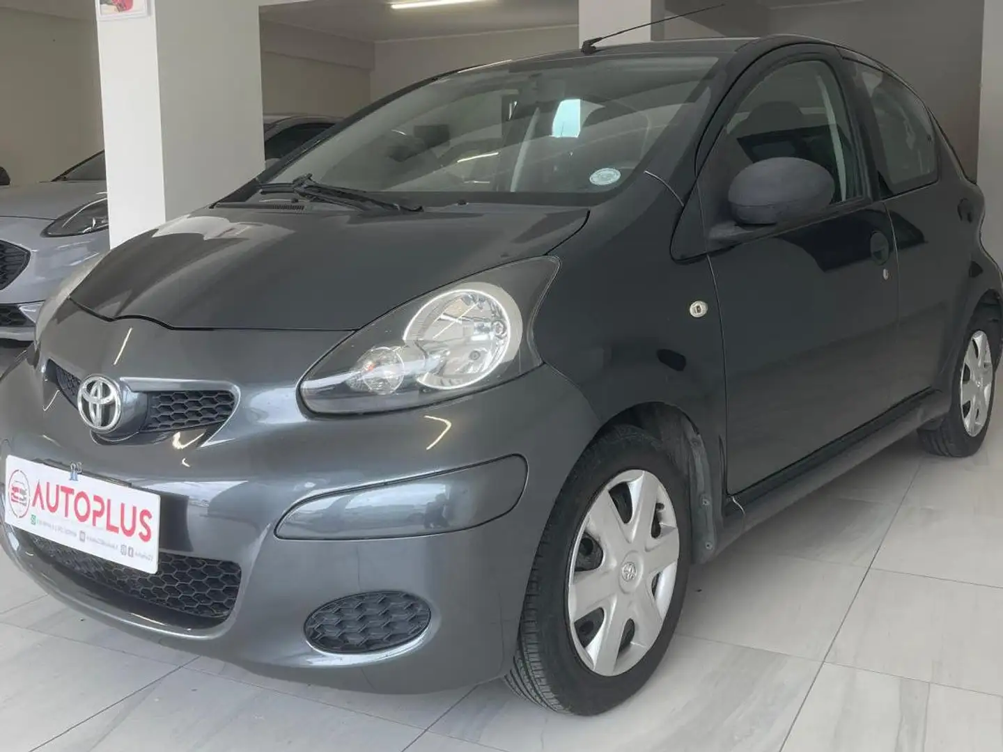 Toyota Aygo Aygo 5p 1.0 Sol Connect Grau - 1