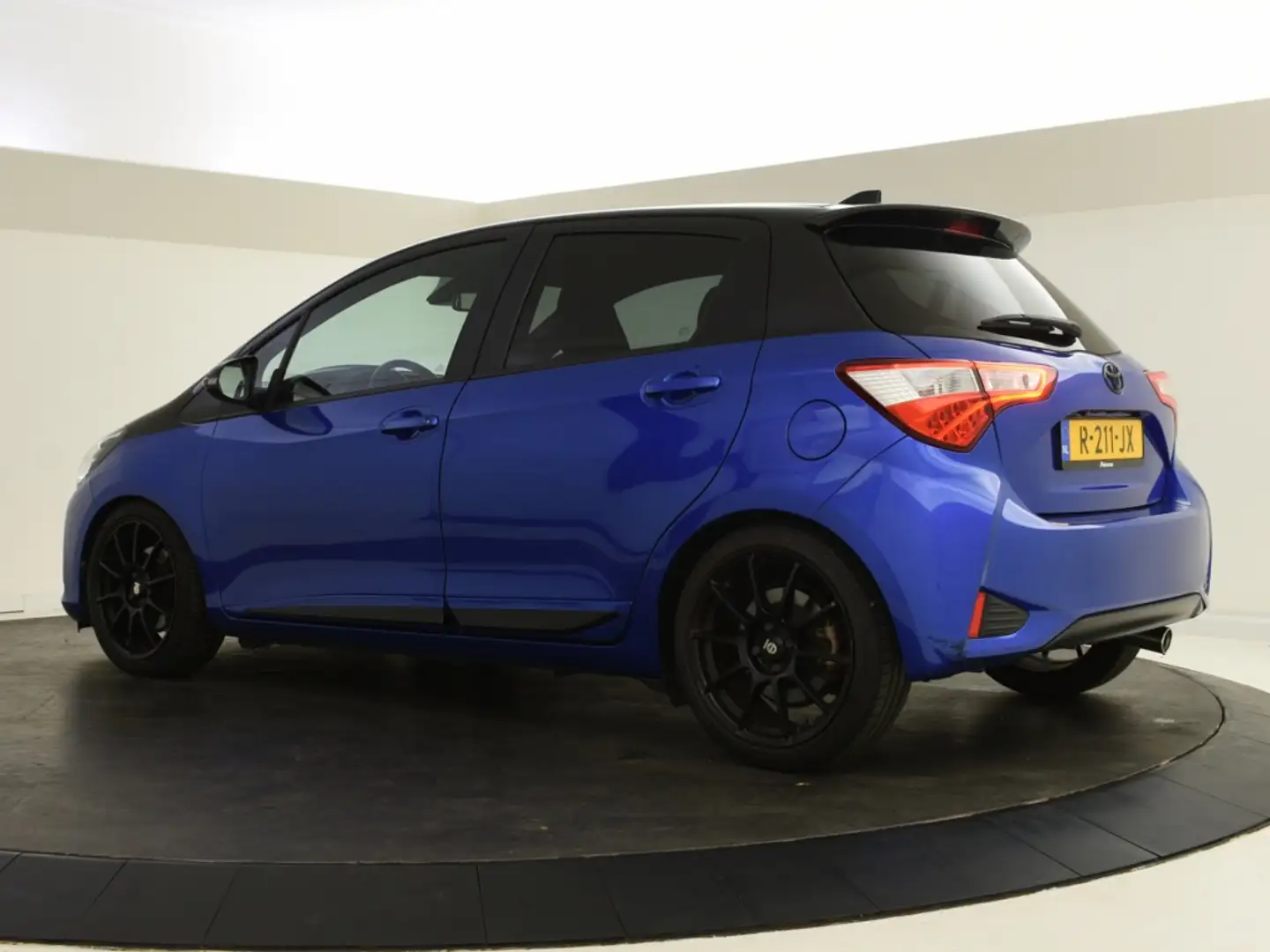 Toyota Yaris 1.5 VVT-i Bi-Tone | Navigatie | Stoelverwarming Blauw - 2