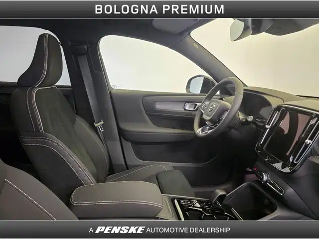 Volvo XC40 view 3