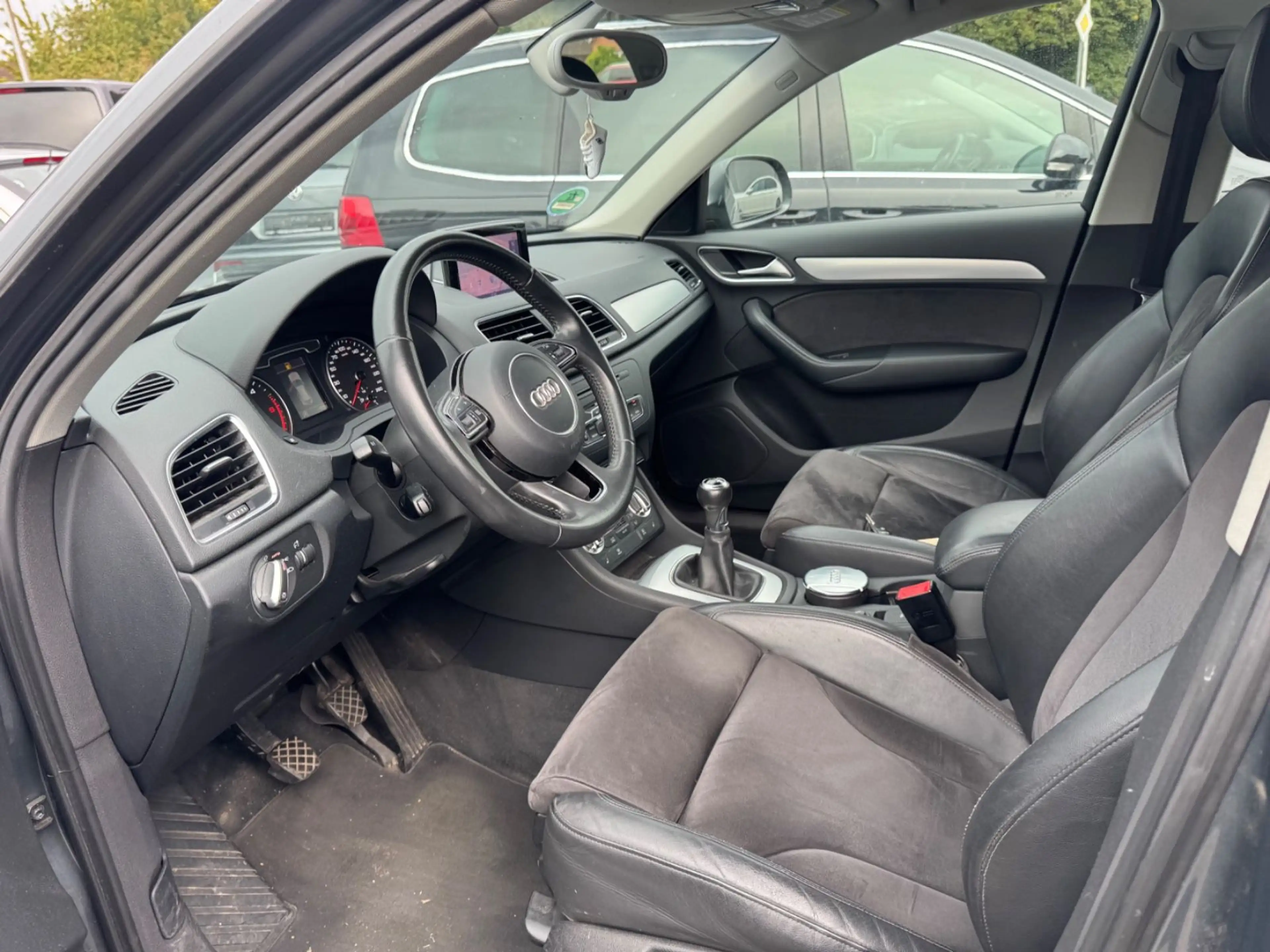Audi Q3 2.0 TDI Navi Xenon MFL AHK Leder TOP — photo 8