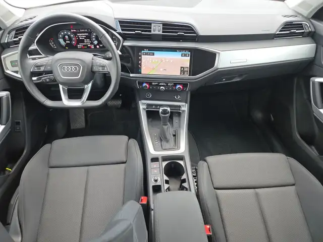 Audi Q3 view 8