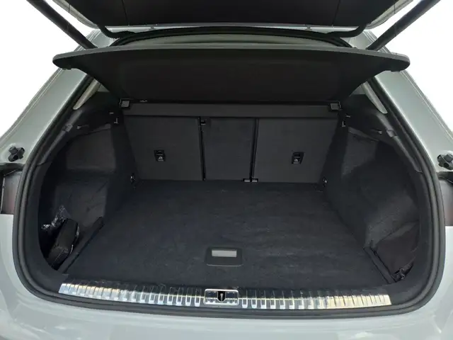 Audi Q3 view 14
