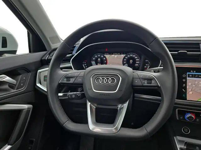 Audi Q3 view 13