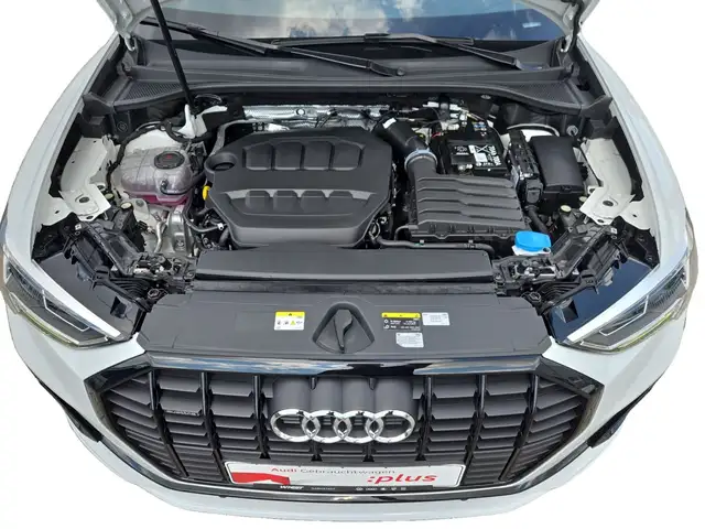 Audi Q3 view 12