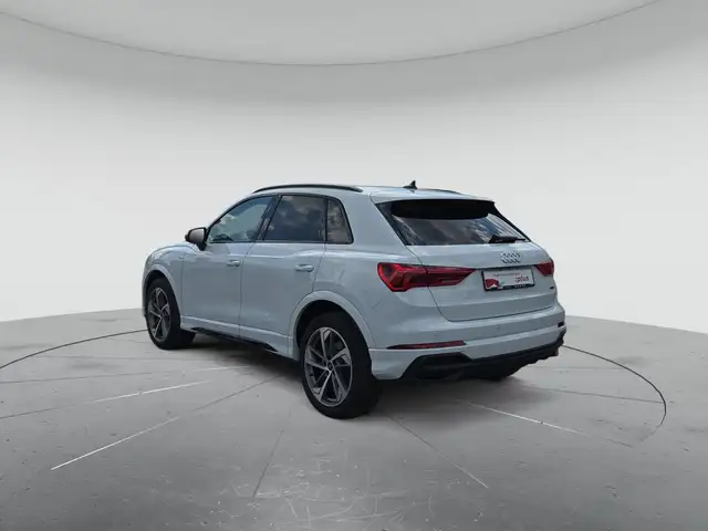 Audi Q3 view 3