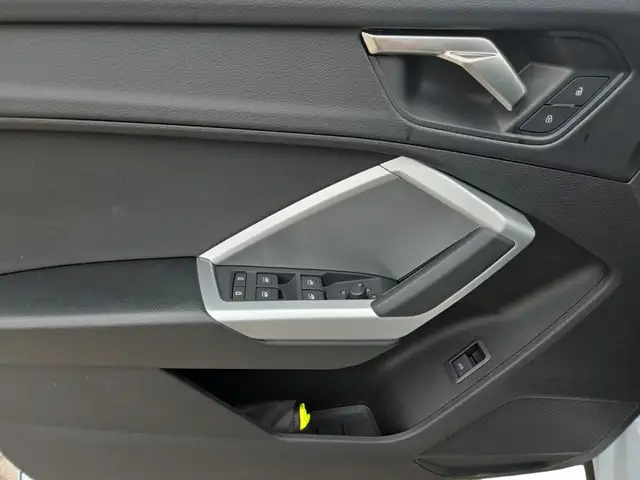 Audi Q3 view 11