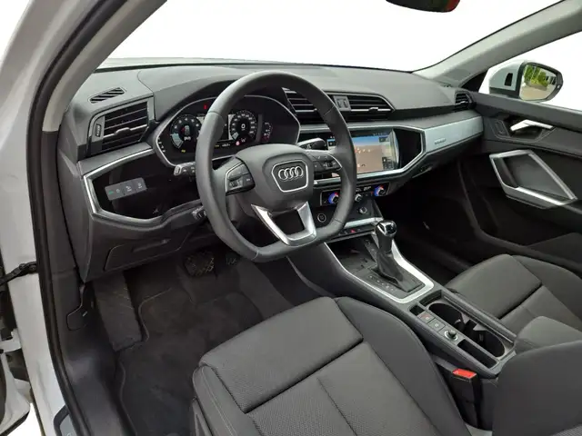 Audi Q3 view 4