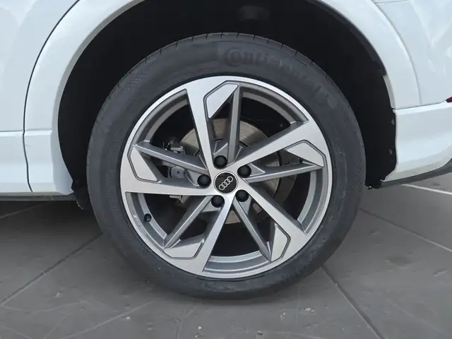 Audi Q3 view 15
