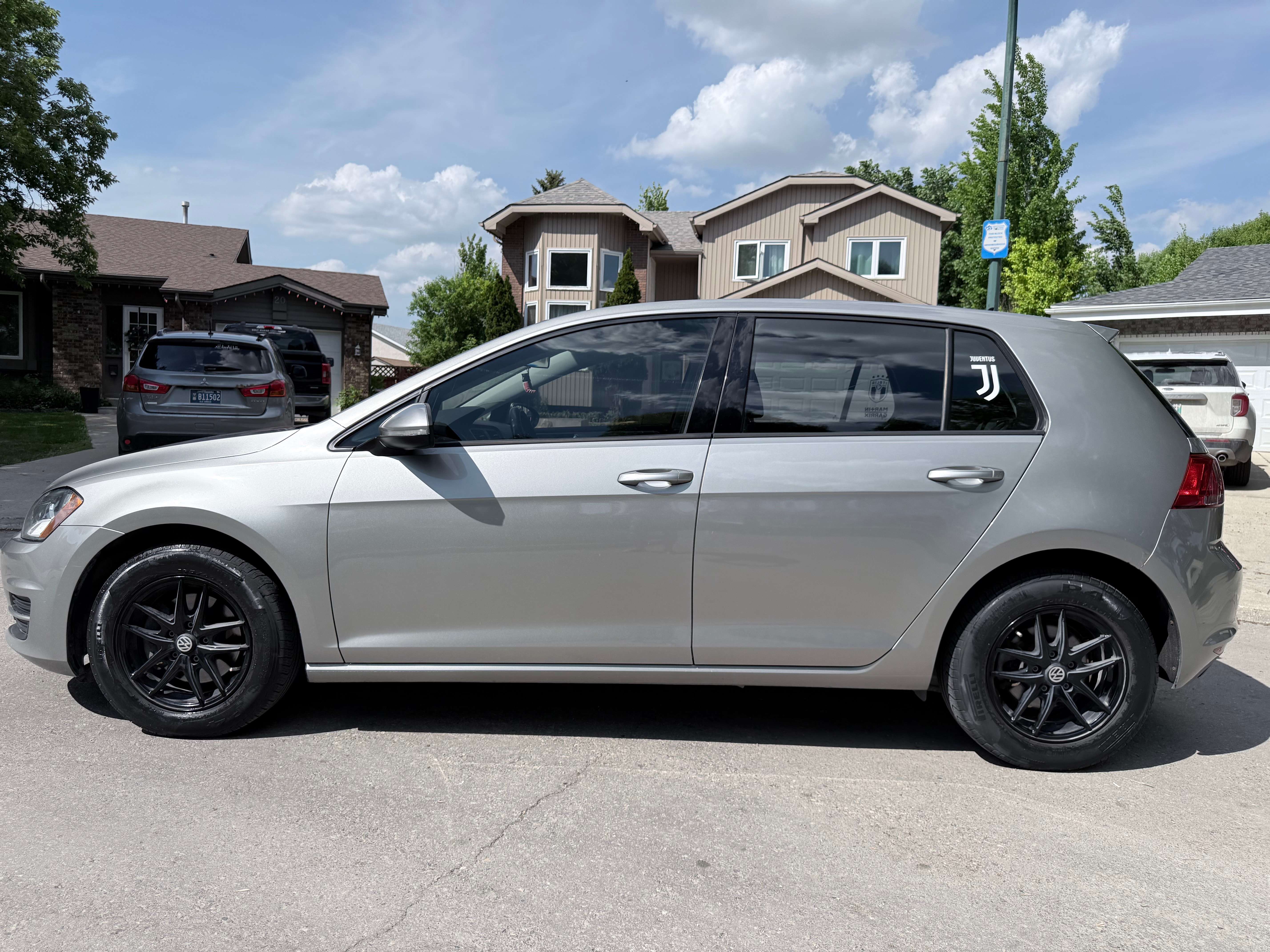 2016 Volkswagen Golf Treadline alt 2