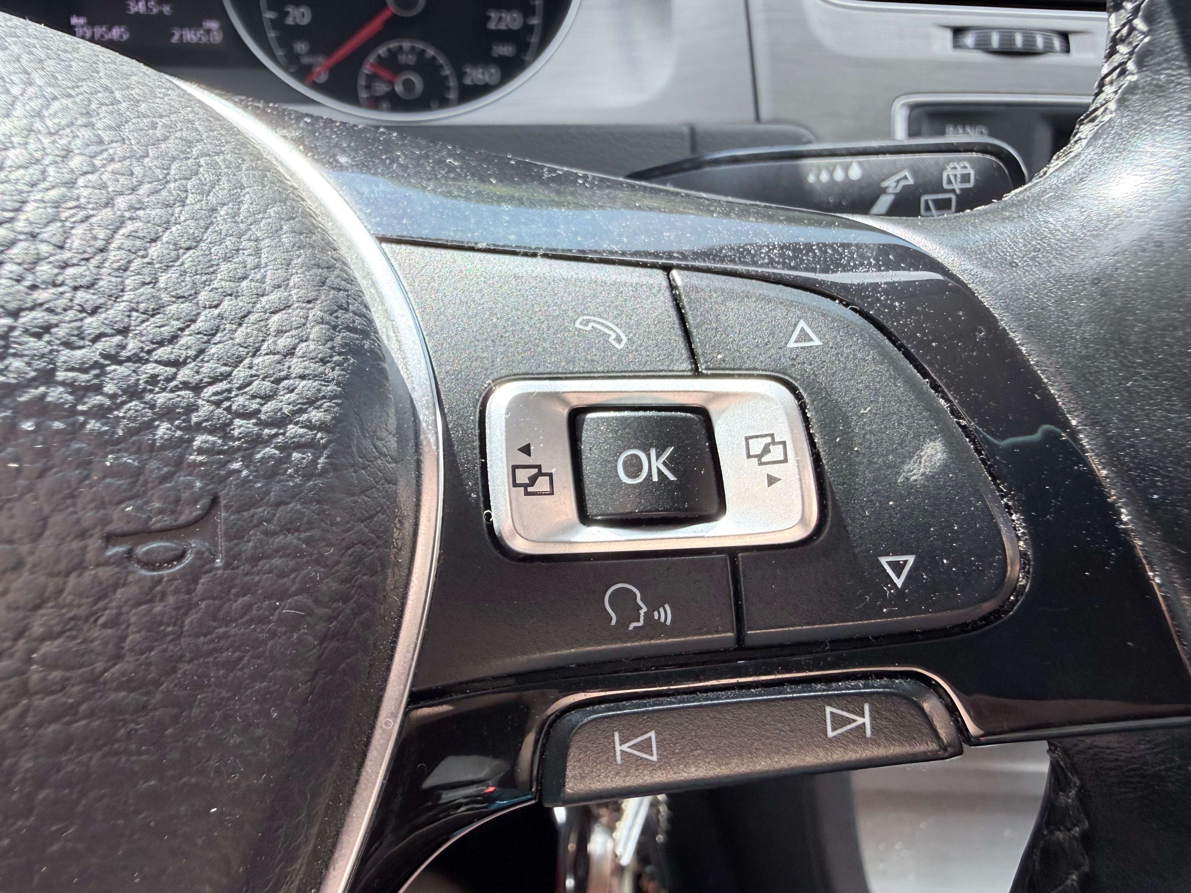 2016 Volkswagen Golf Treadline thumb 12