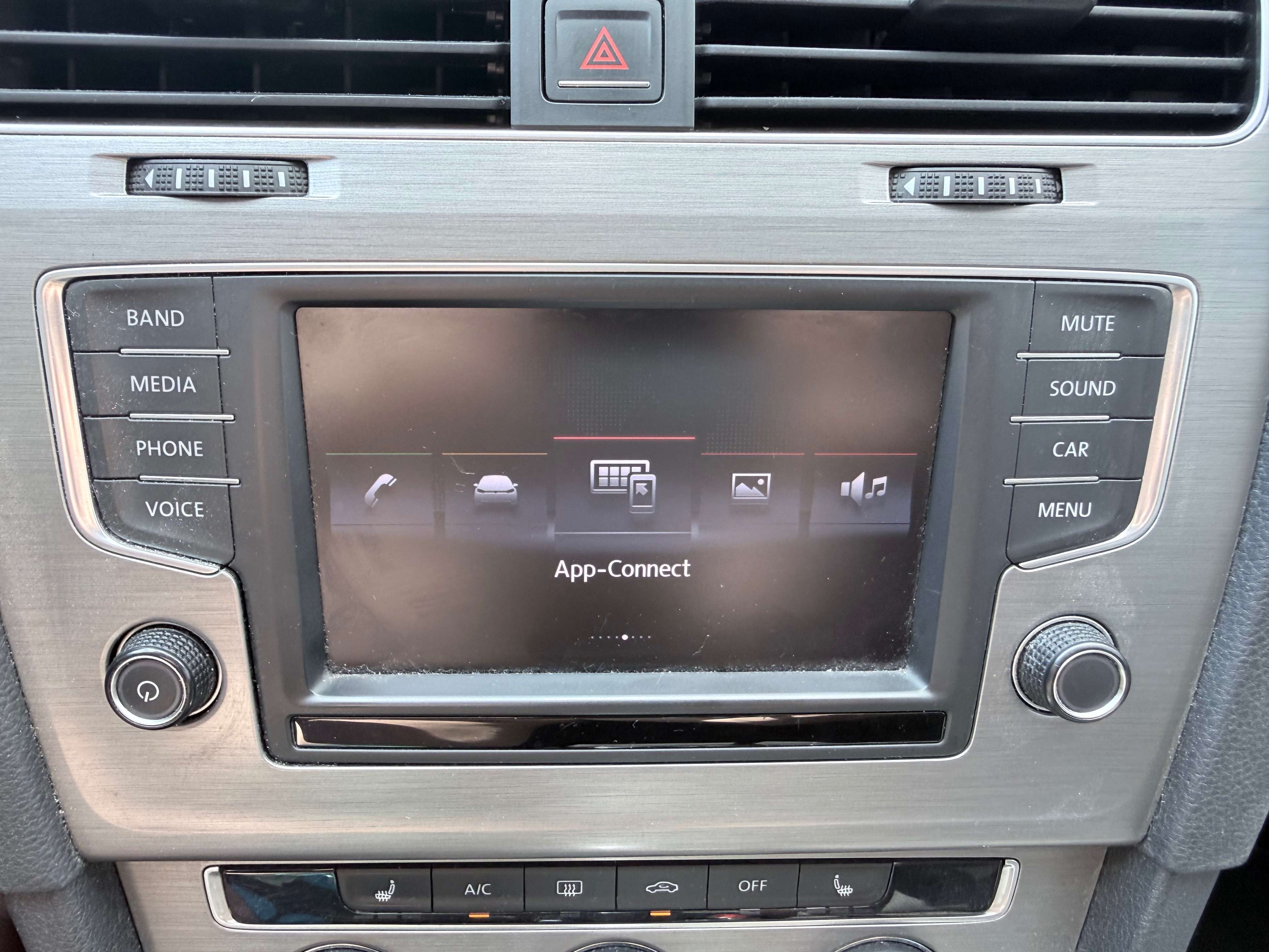 2016 Volkswagen Golf Treadline thumb 13