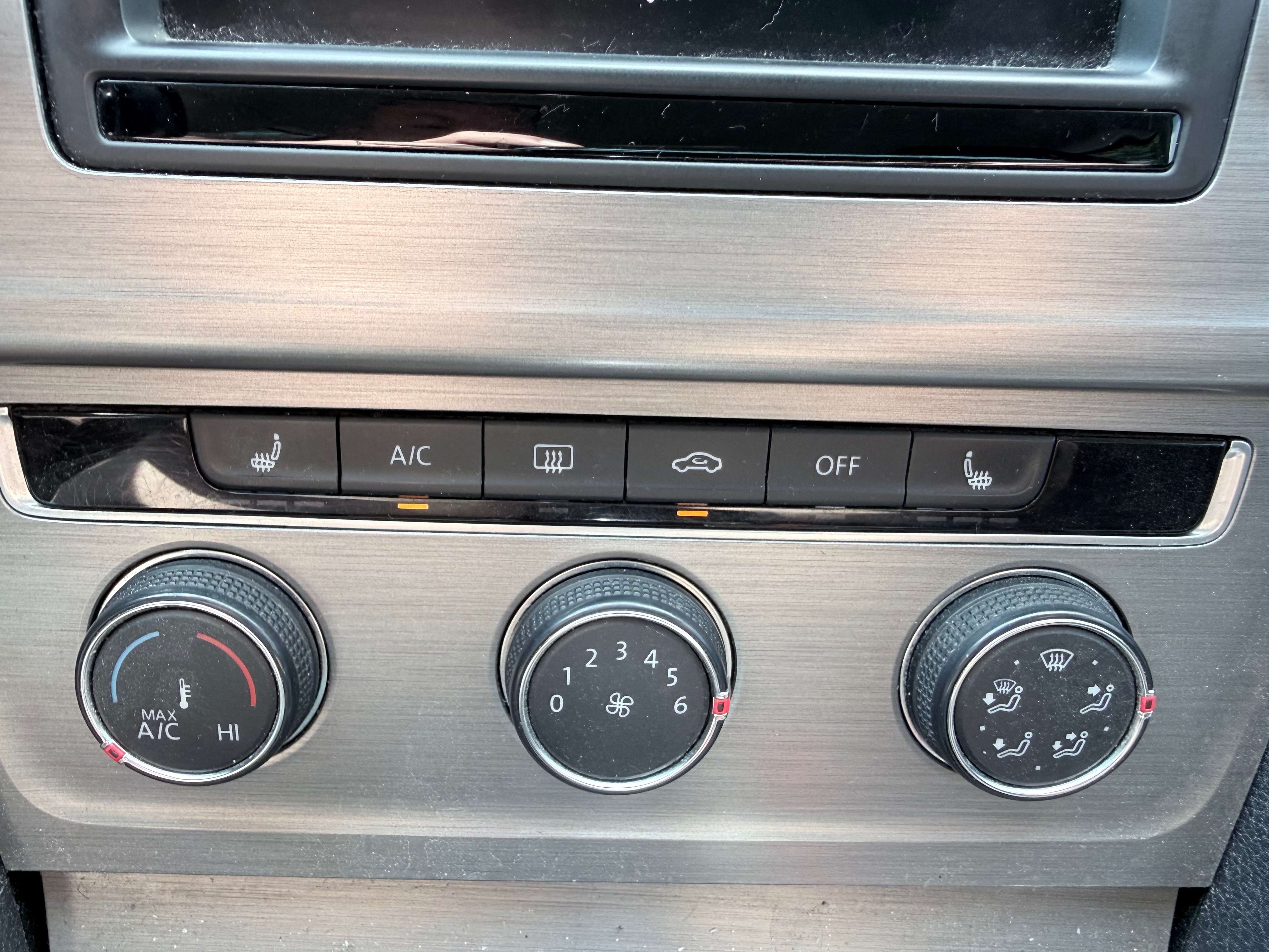 2016 Volkswagen Golf Treadline thumb 14