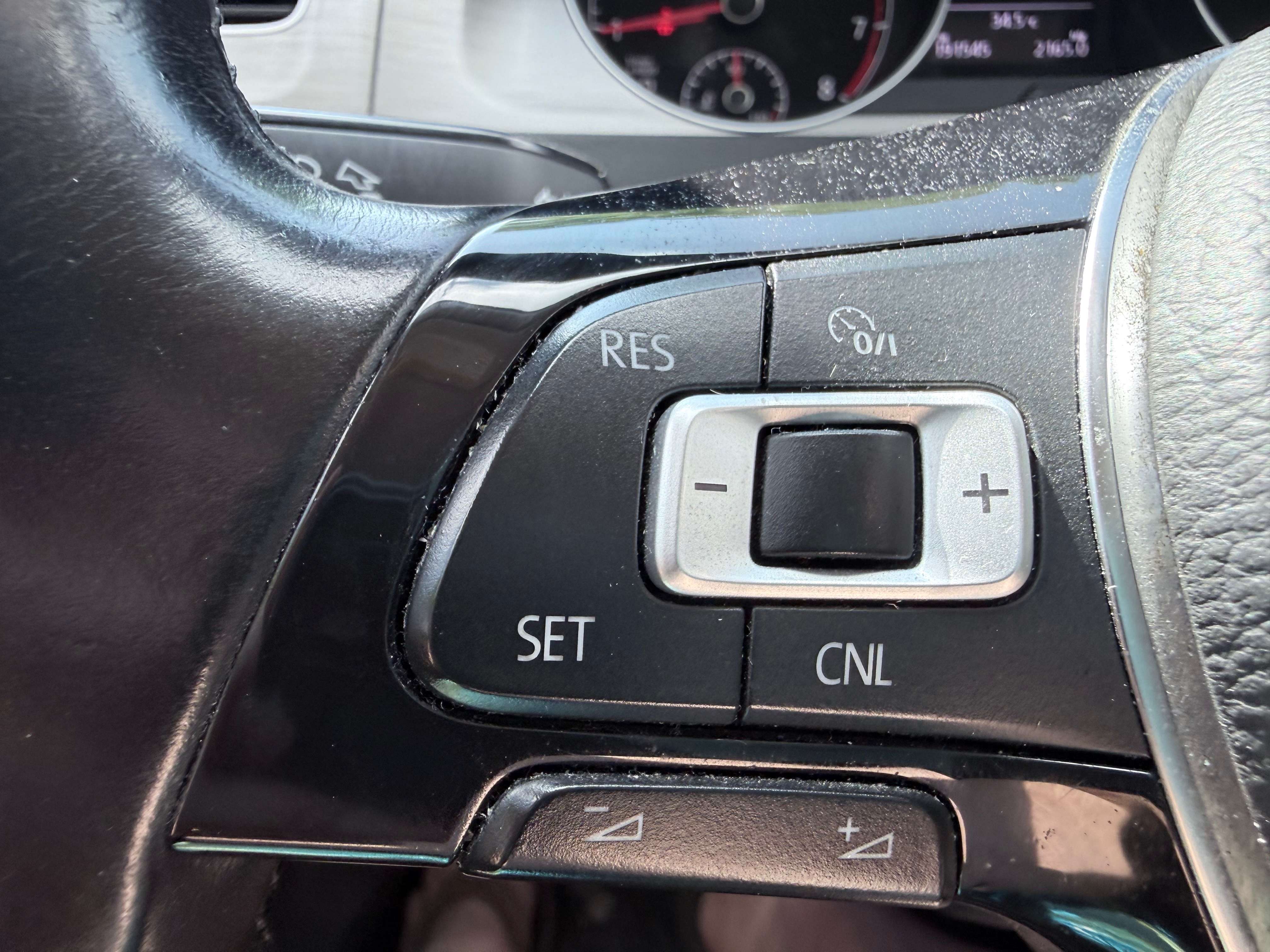 2016 Volkswagen Golf Treadline thumb 11