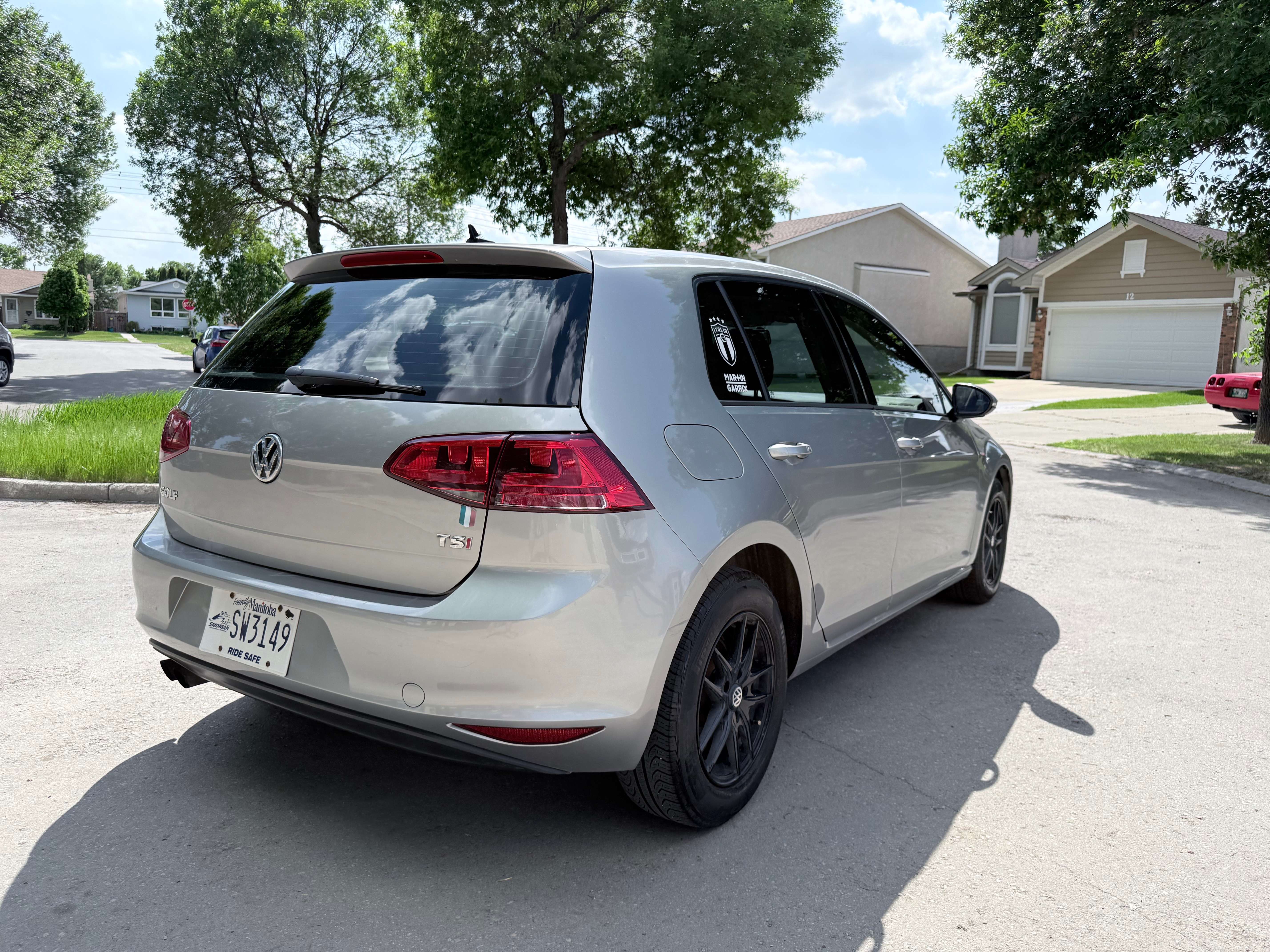 2016 Volkswagen Golf Treadline alt 4