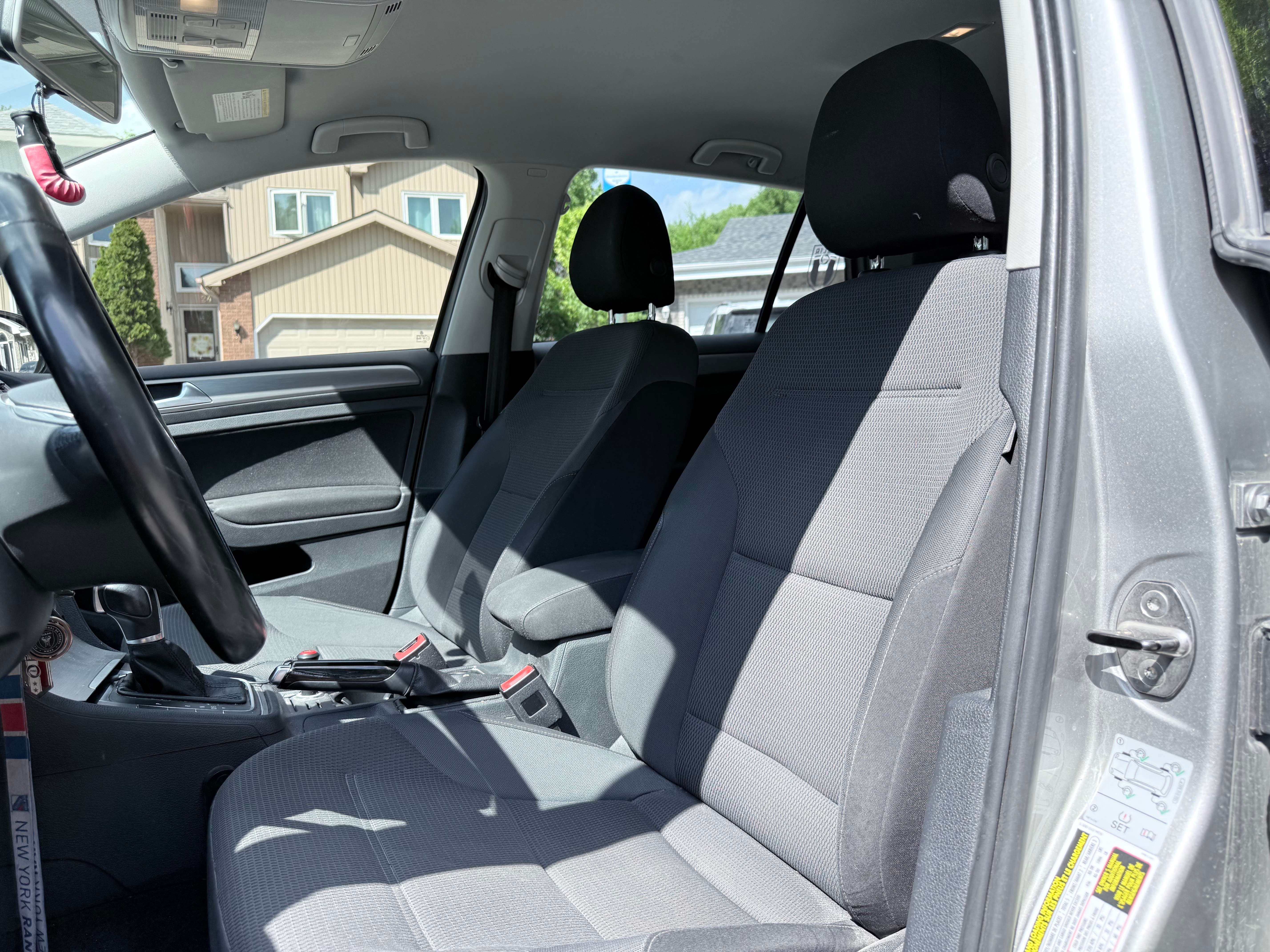 2016 Volkswagen Golf Treadline thumb 6