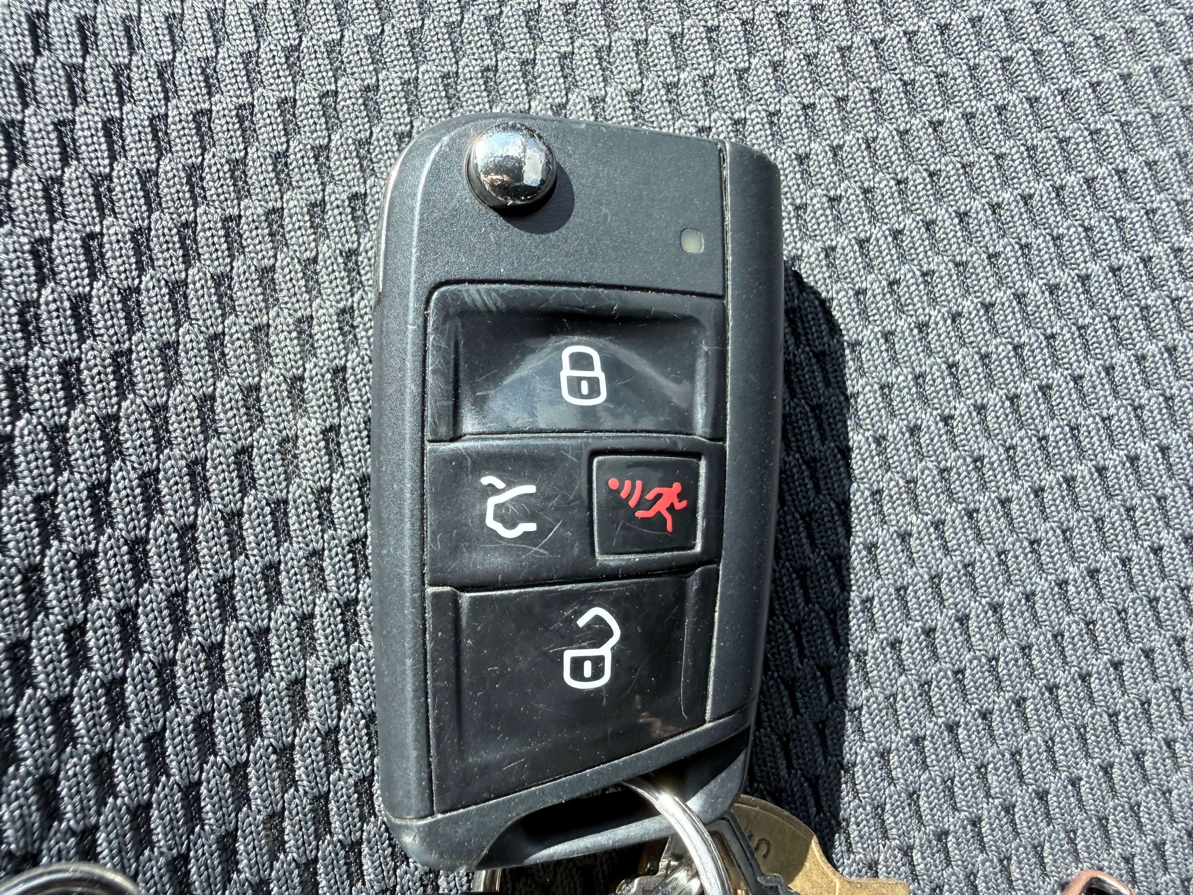 2016 Volkswagen Golf Treadline thumb 17