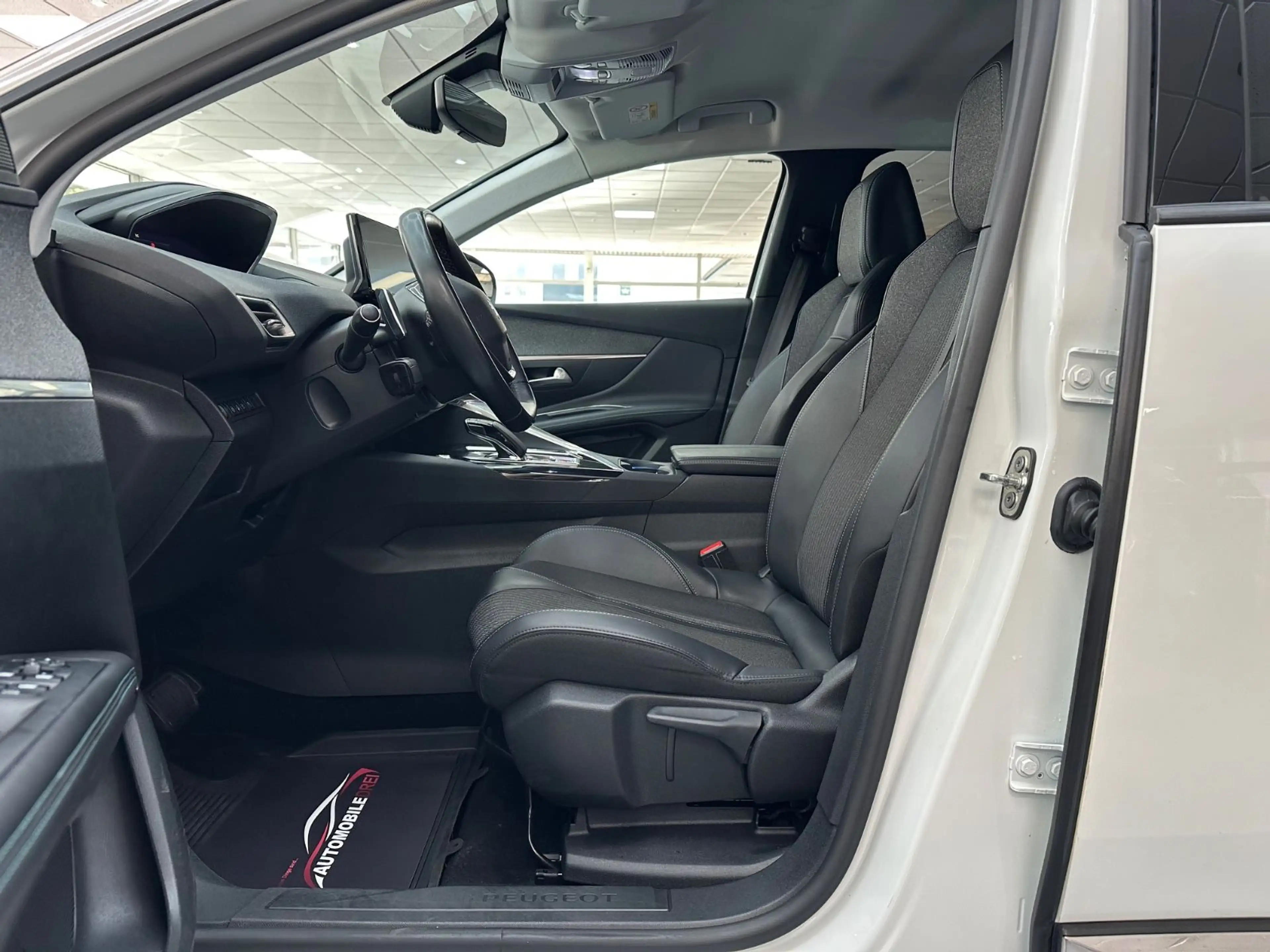 Peugeot 3008 Hybrid 225 Allure Pack — photo 15
