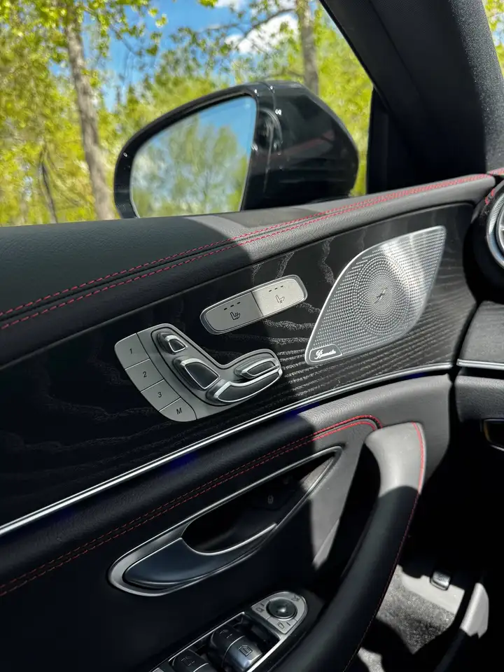 Mercedes-Benz CLS снимка Mercedes-Benz CLS