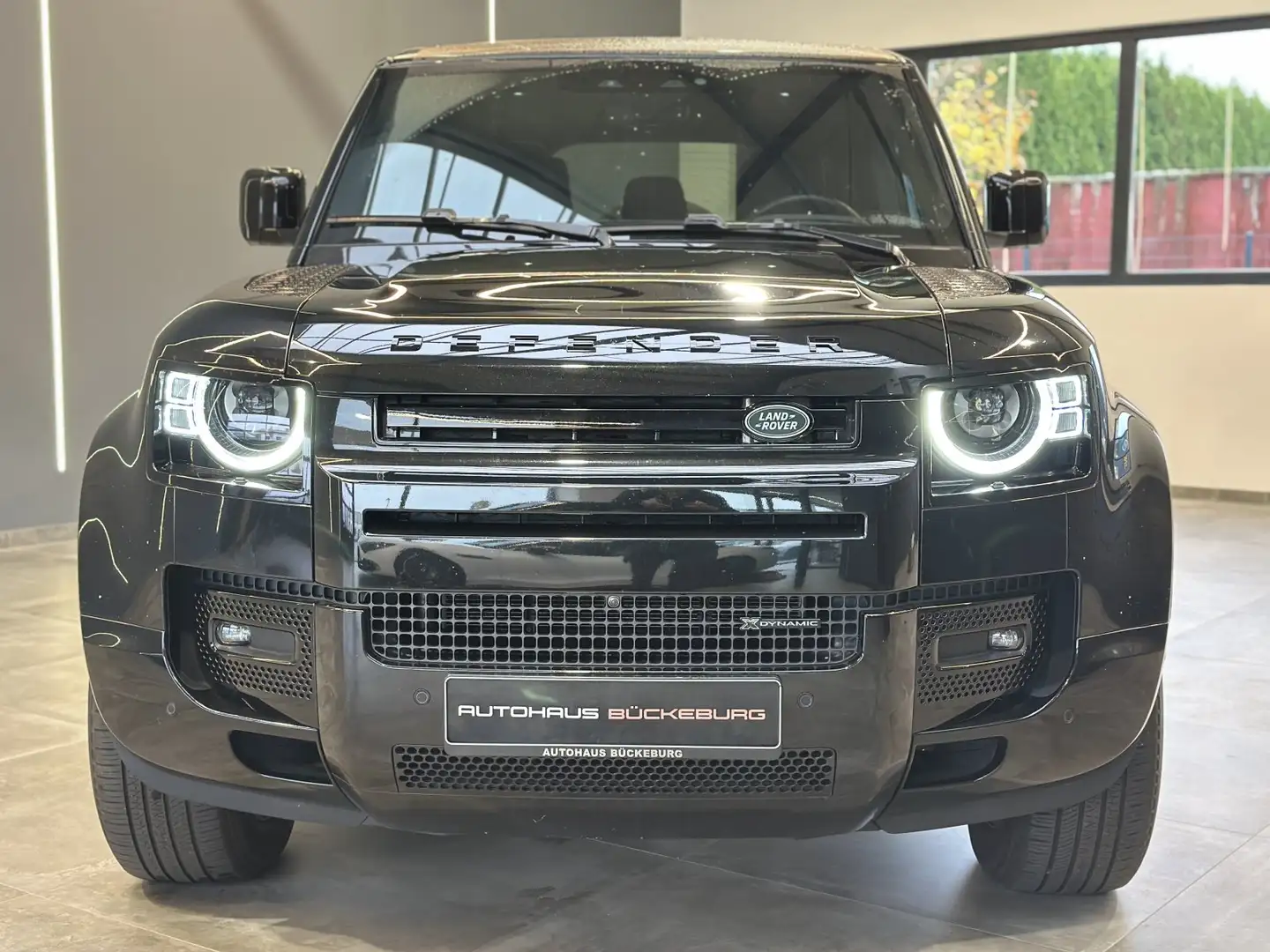 Land Rover Defender 3.0 D200 110 X-Dynamic SE Schwarz - 2