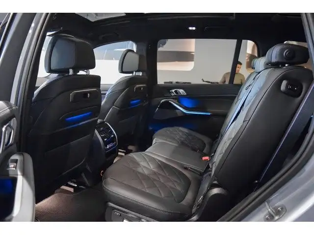 BMW X7 view 9