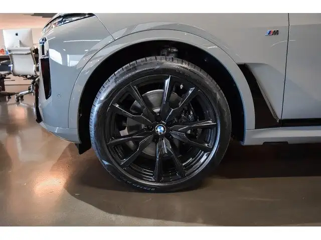 BMW X7 view 27