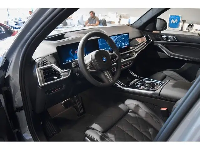 BMW X7 view 3