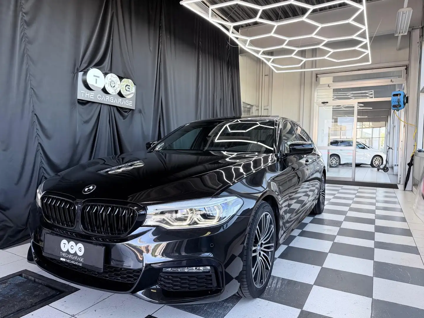 BMW 520 520d M-Paket Schwarz - 1