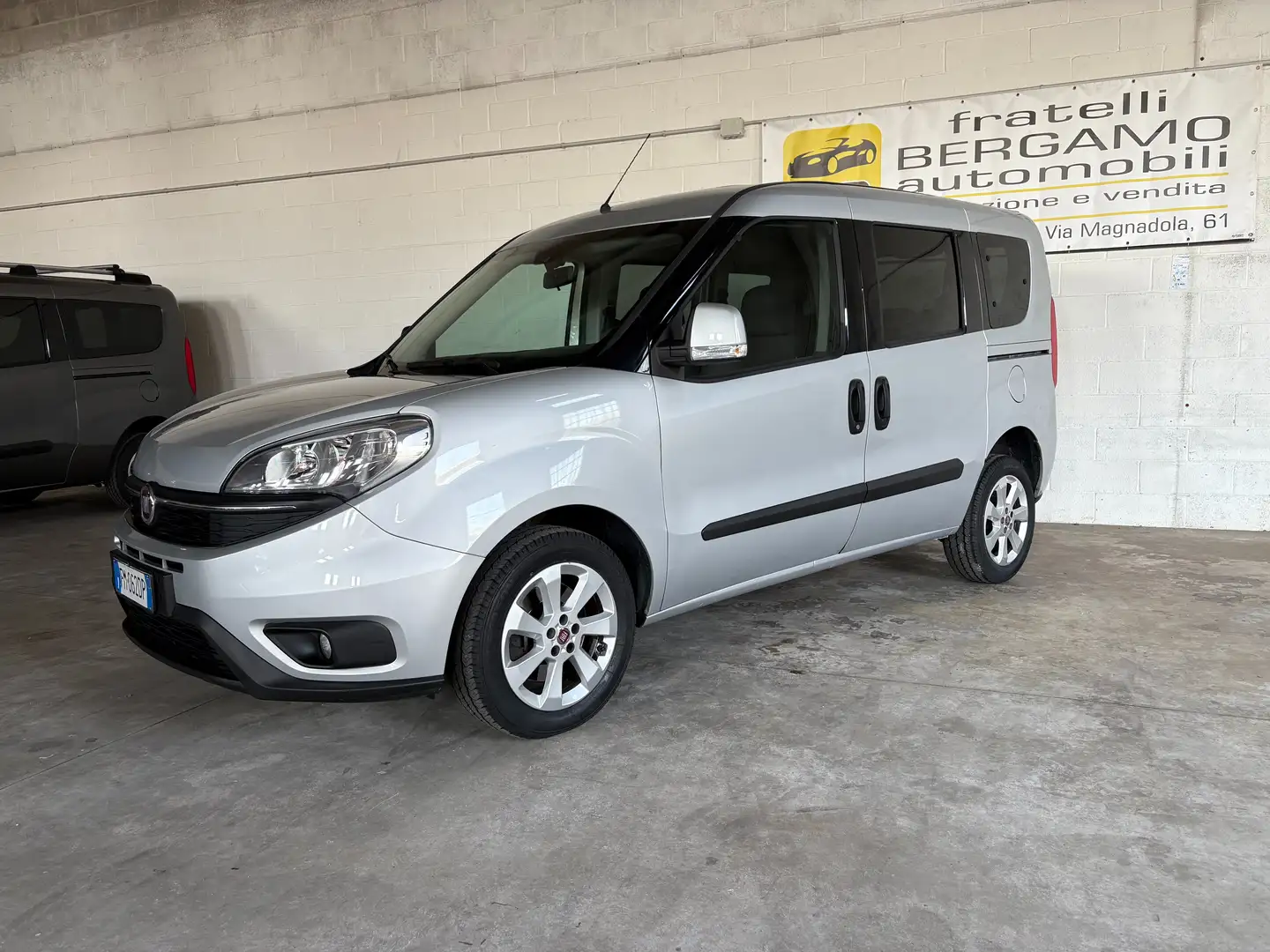 Fiat Doblo 1.6 M-Jet 120CV Autovettura 7 POSTI Argento - 1