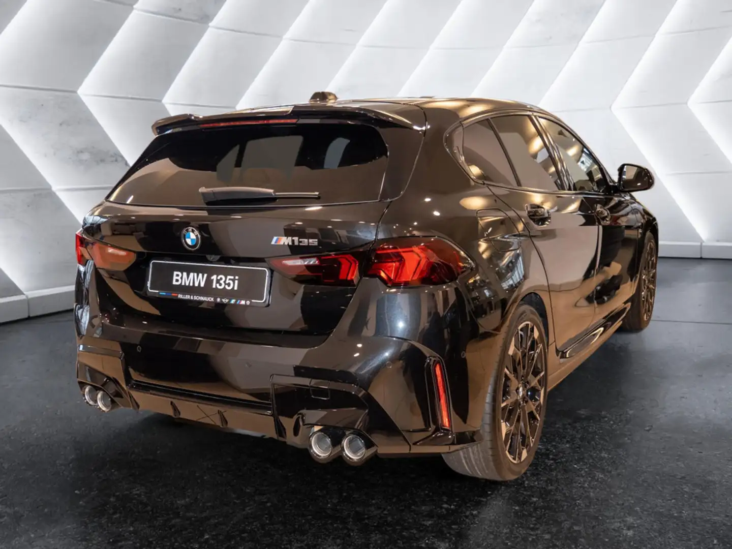 BMW 135 M xDrive LAGERWAGENAKTION Schwarz - 2