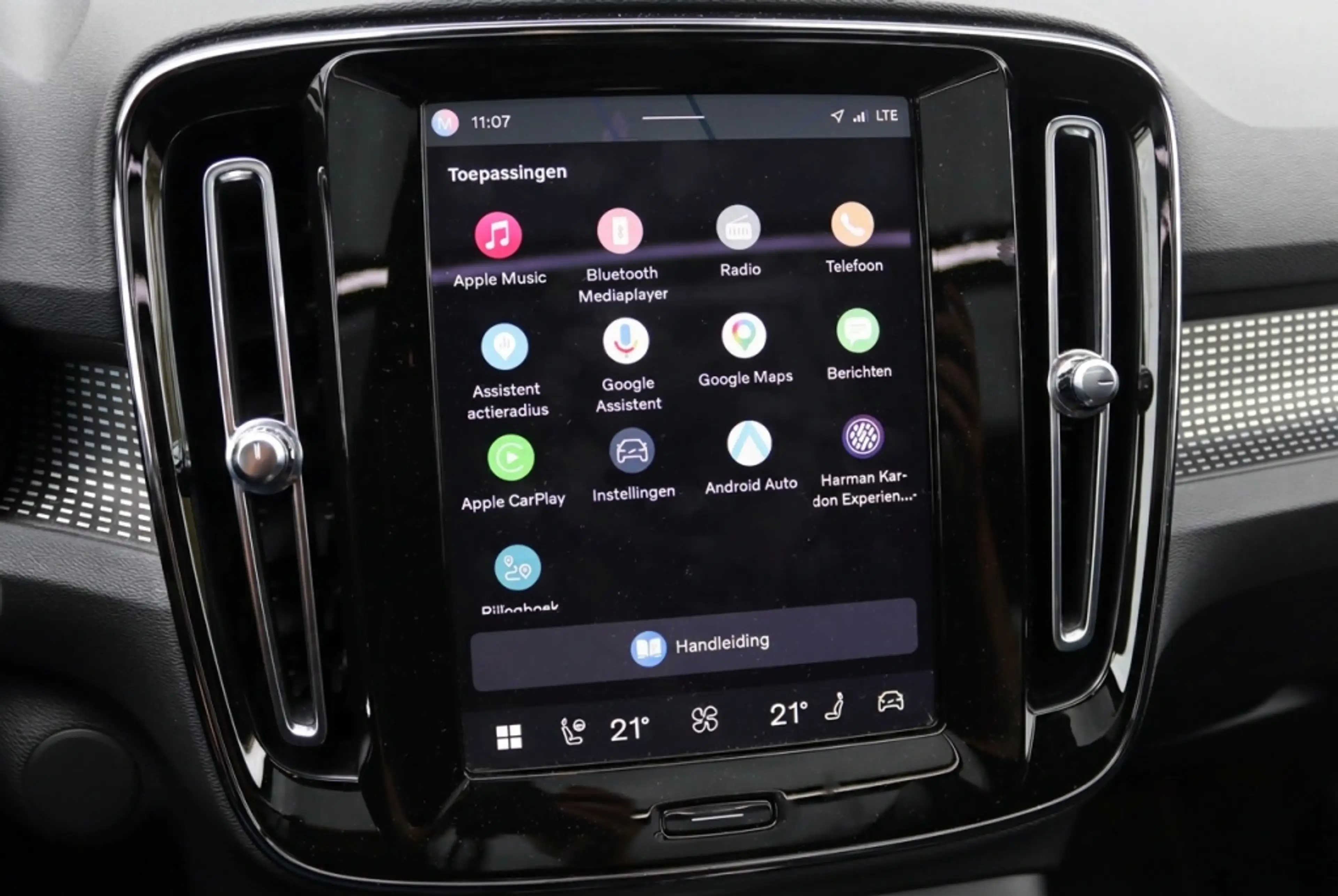 Volvo XC40 Recharge P8 AWD R-Design 408PK | Pano | Harman Kar — photo 18