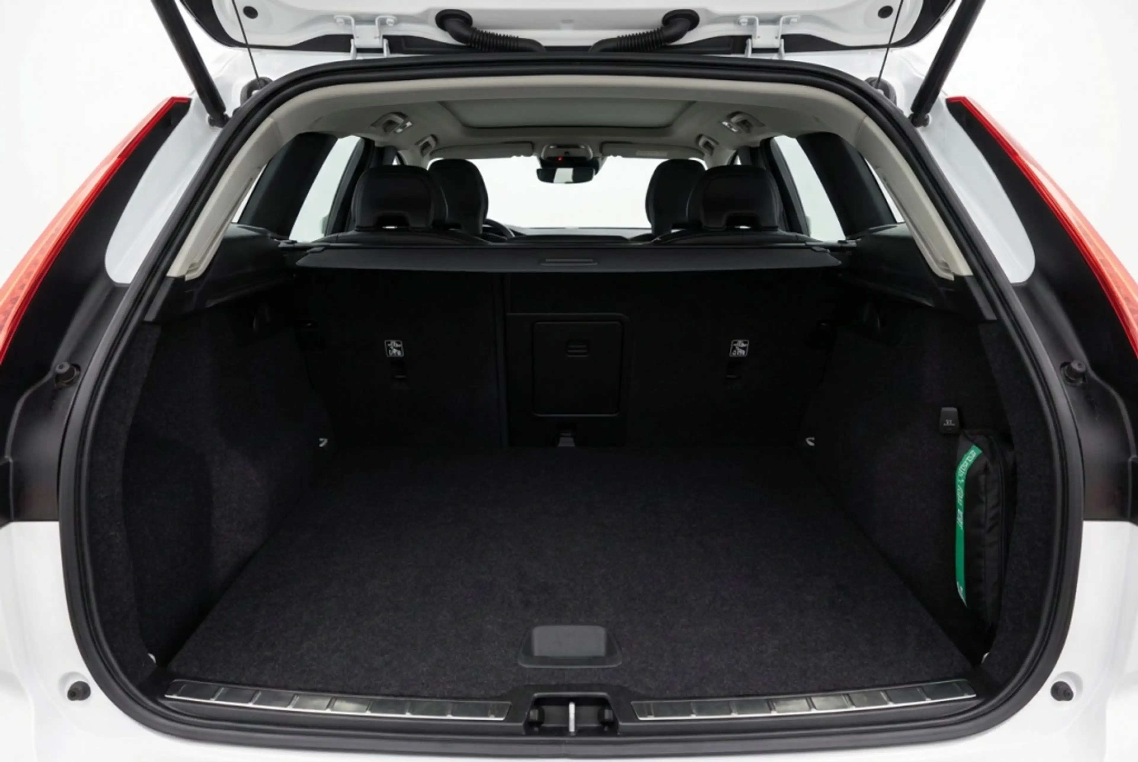 Volvo XC40 Recharge P8 AWD R-Design 408PK | Pano | Harman Kar — photo 11
