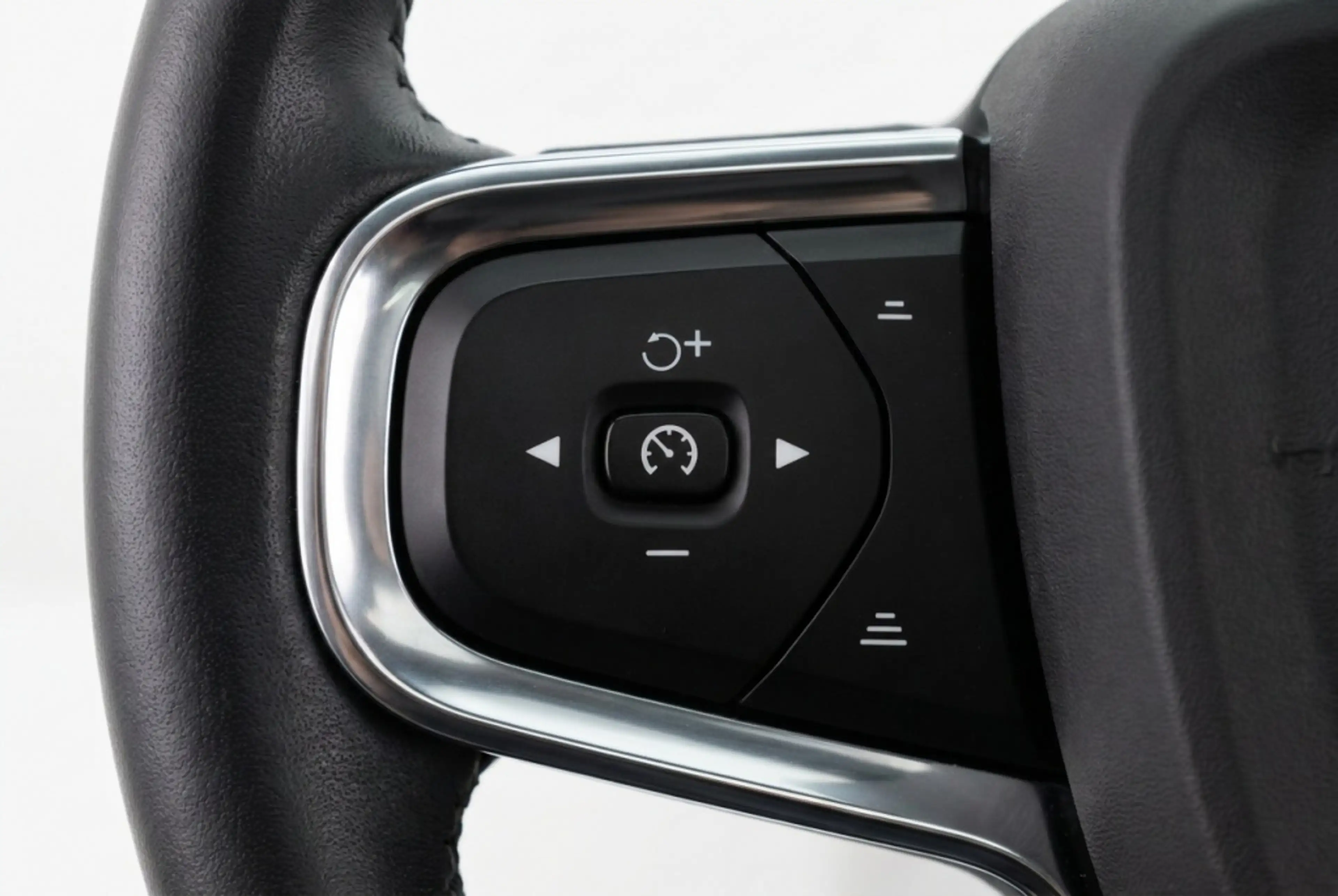 Volvo XC40 Recharge P8 AWD R-Design 408PK | Pano | Harman Kar — photo 20