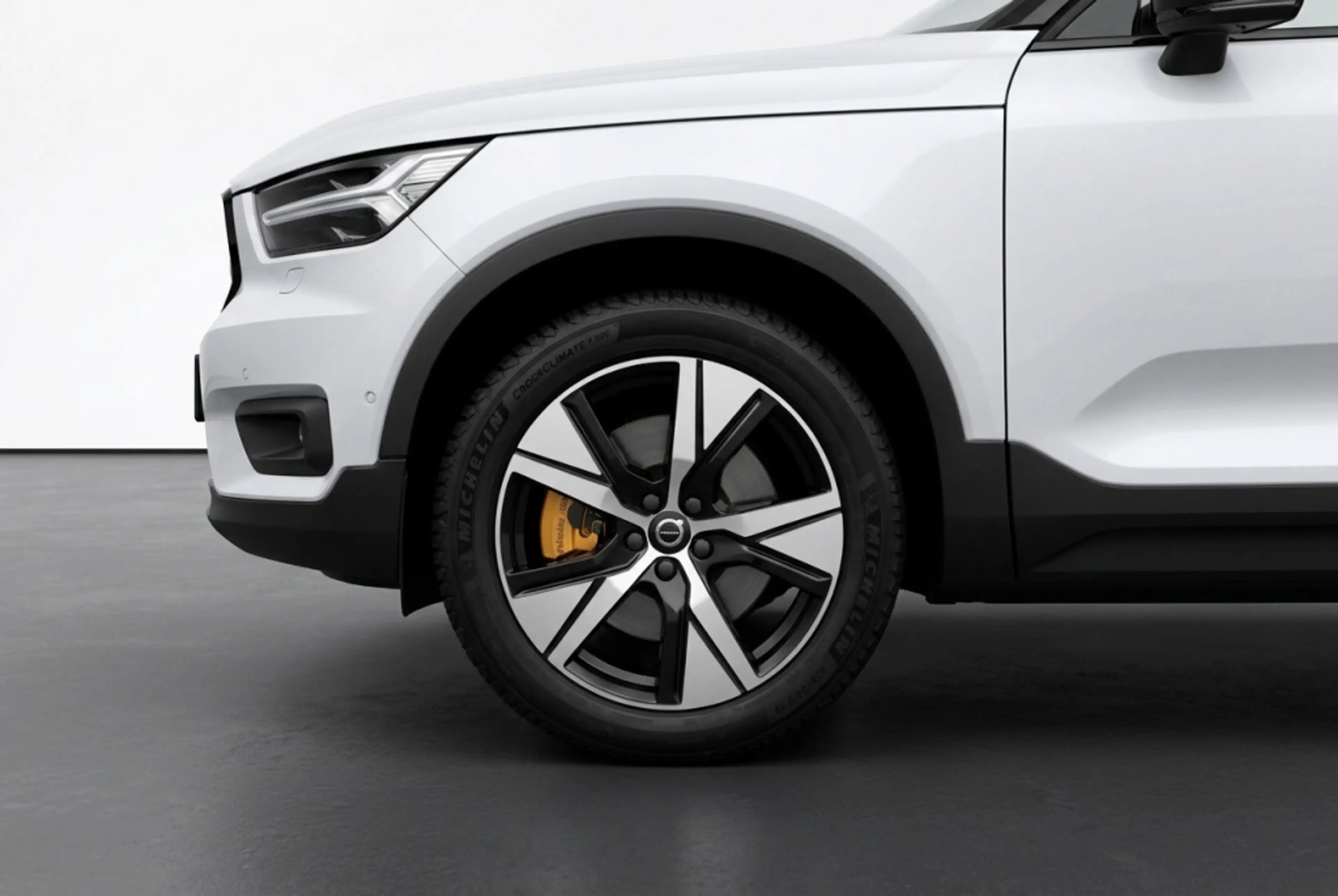 Volvo XC40 Recharge P8 AWD R-Design 408PK | Pano | Harman Kar — photo 5