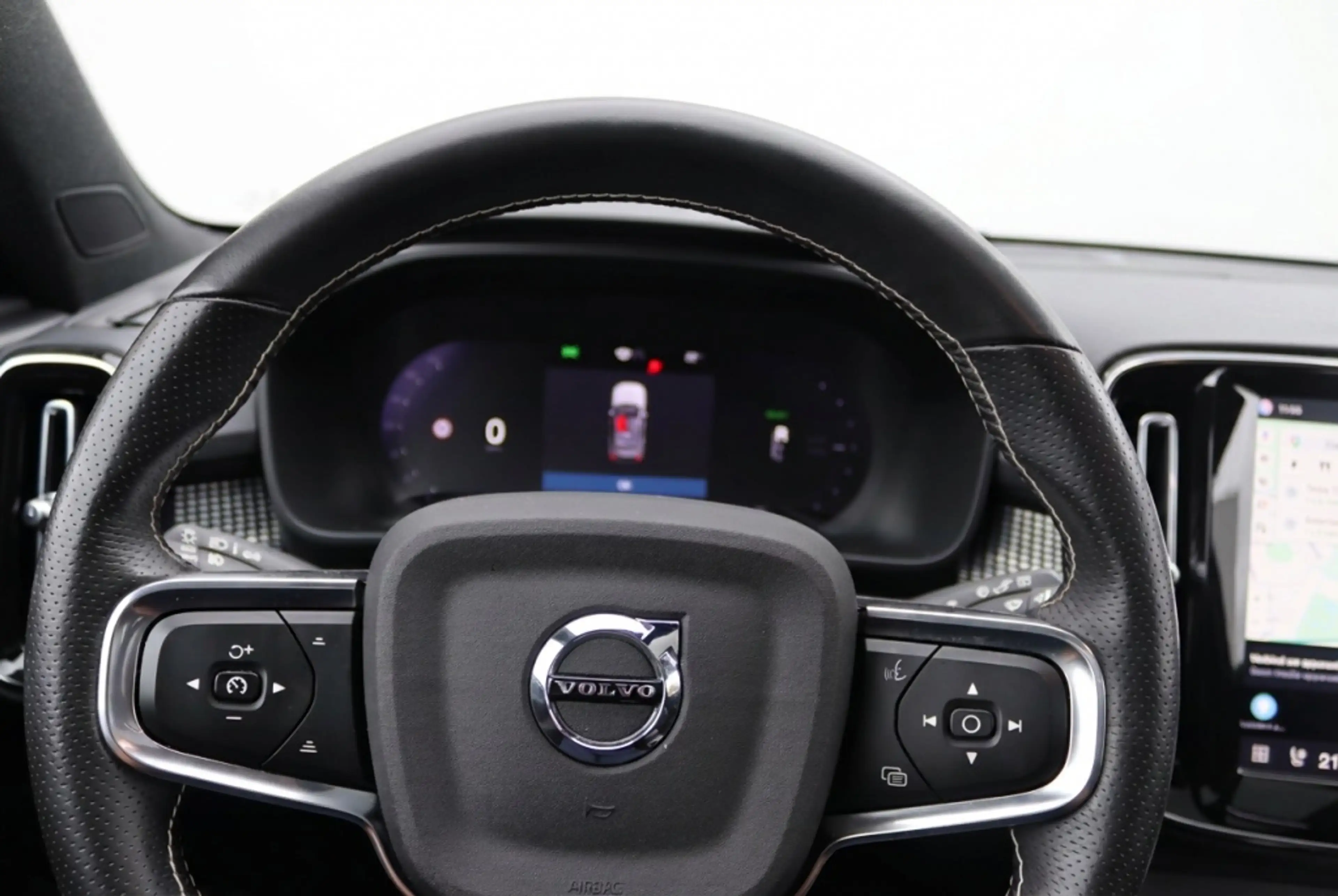 Volvo XC40 Recharge P8 AWD R-Design 408PK | Pano | Harman Kar — photo 15