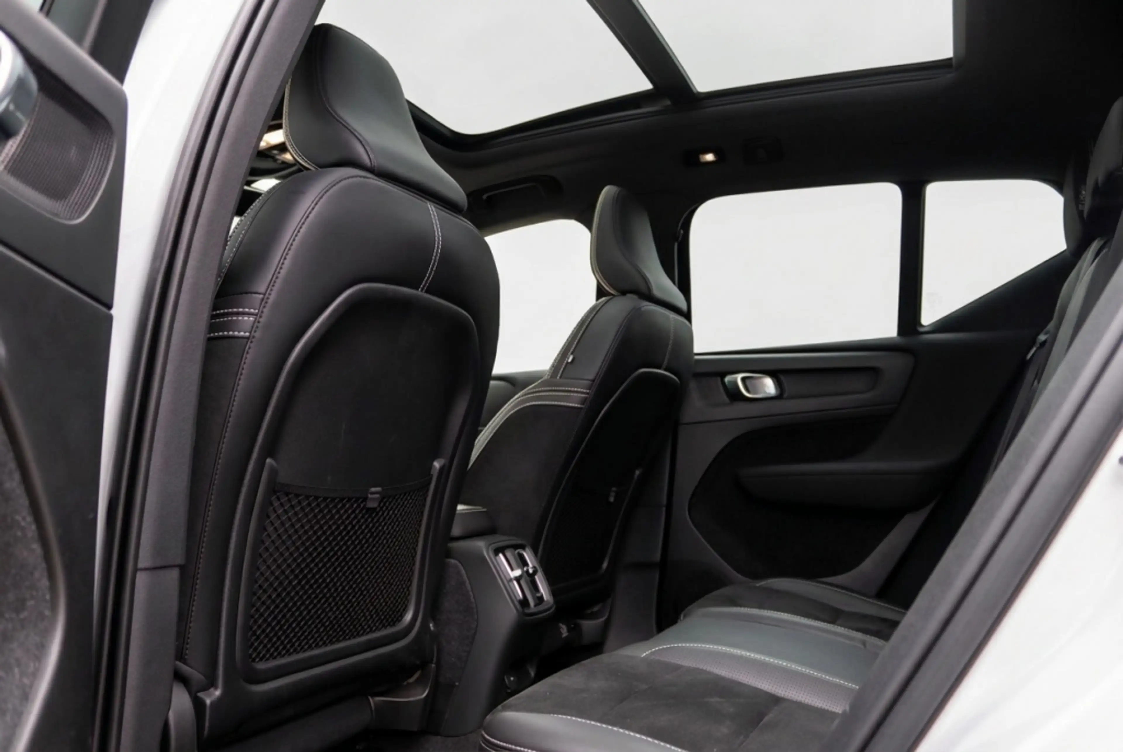 Volvo XC40 Recharge P8 AWD R-Design 408PK | Pano | Harman Kar — photo 10