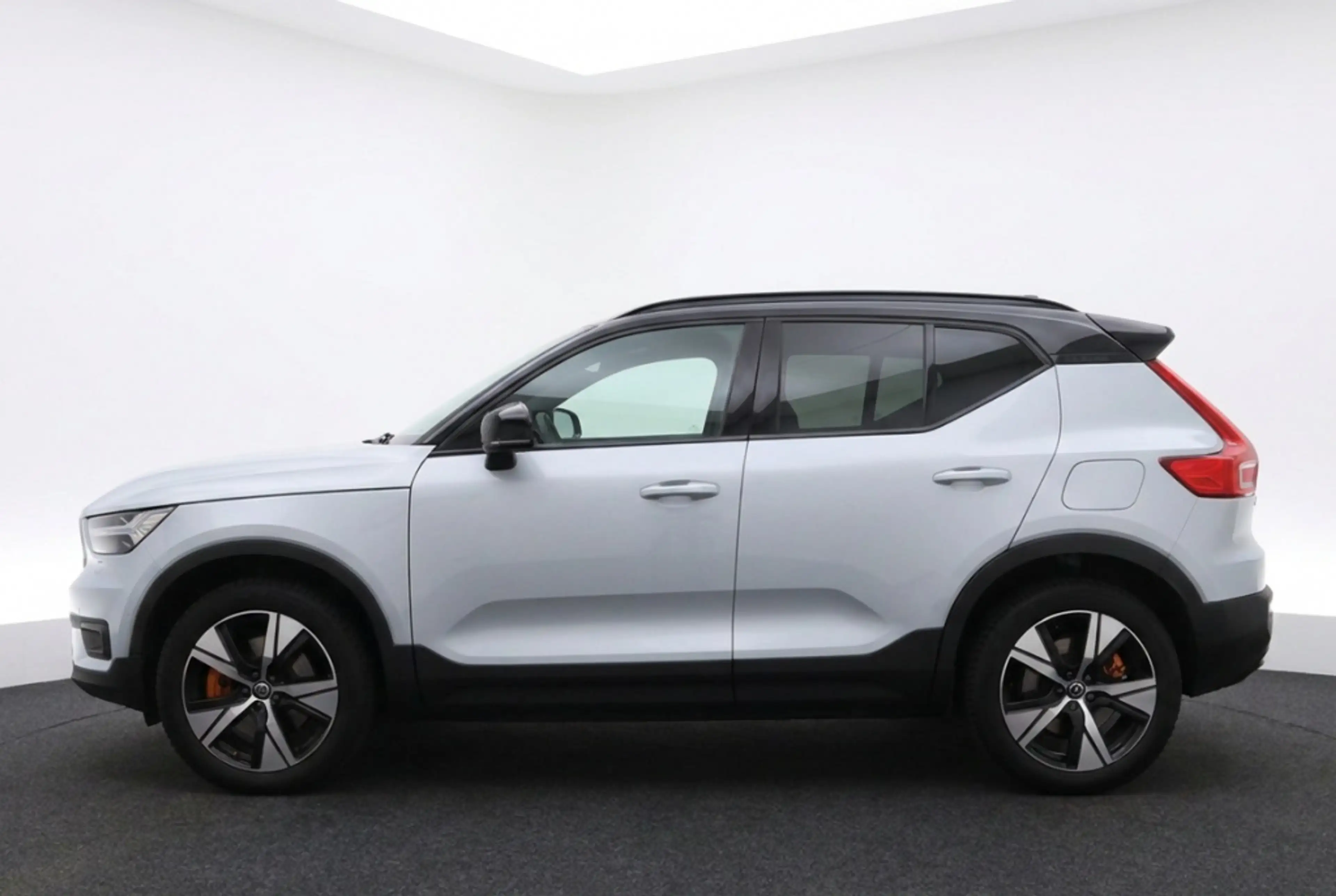 Volvo XC40 Recharge P8 AWD R-Design 408PK | Pano | Harman Kar — photo 2