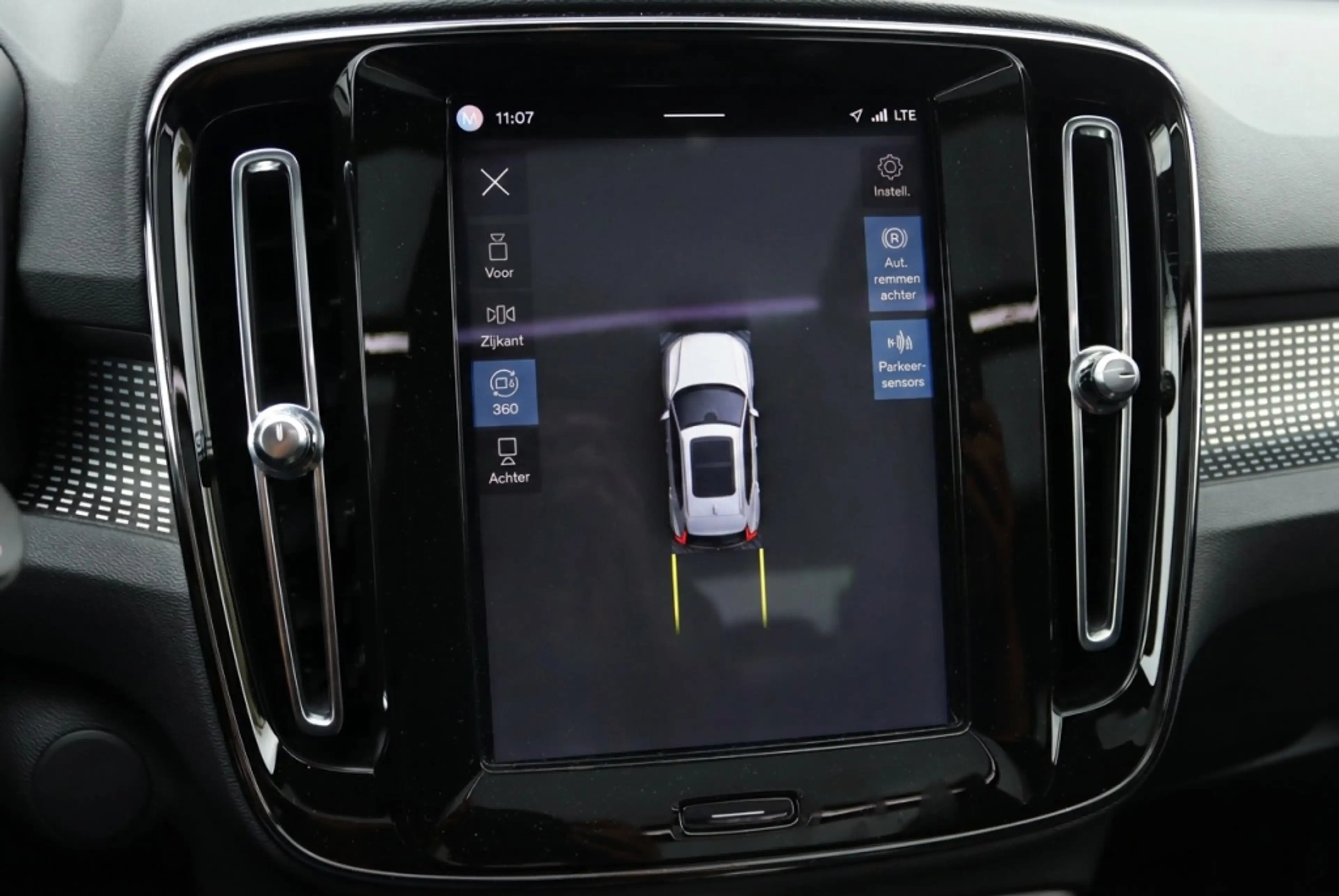 Volvo XC40 Recharge P8 AWD R-Design 408PK | Pano | Harman Kar — photo 17