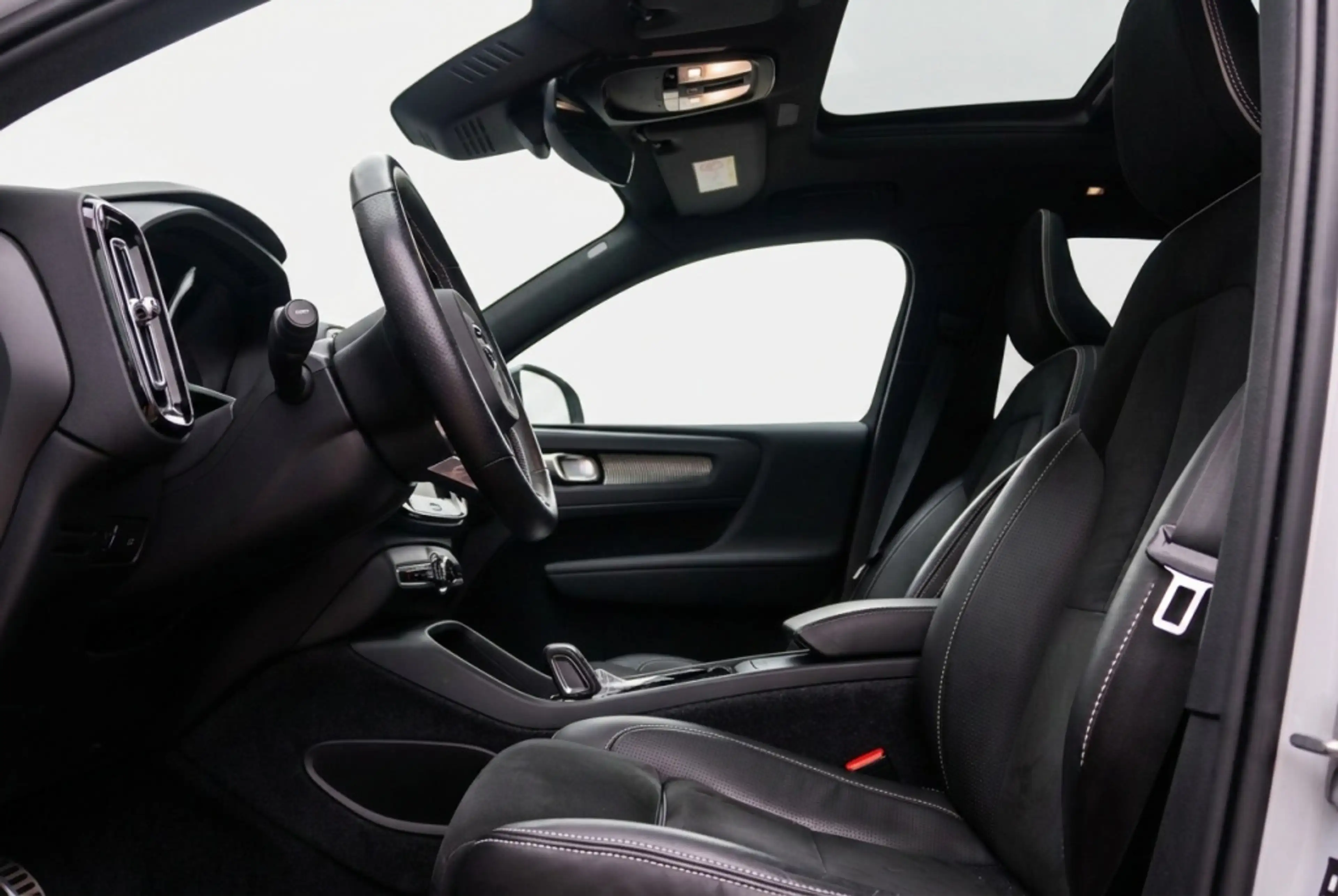 Volvo XC40 Recharge P8 AWD R-Design 408PK | Pano | Harman Kar — photo 9