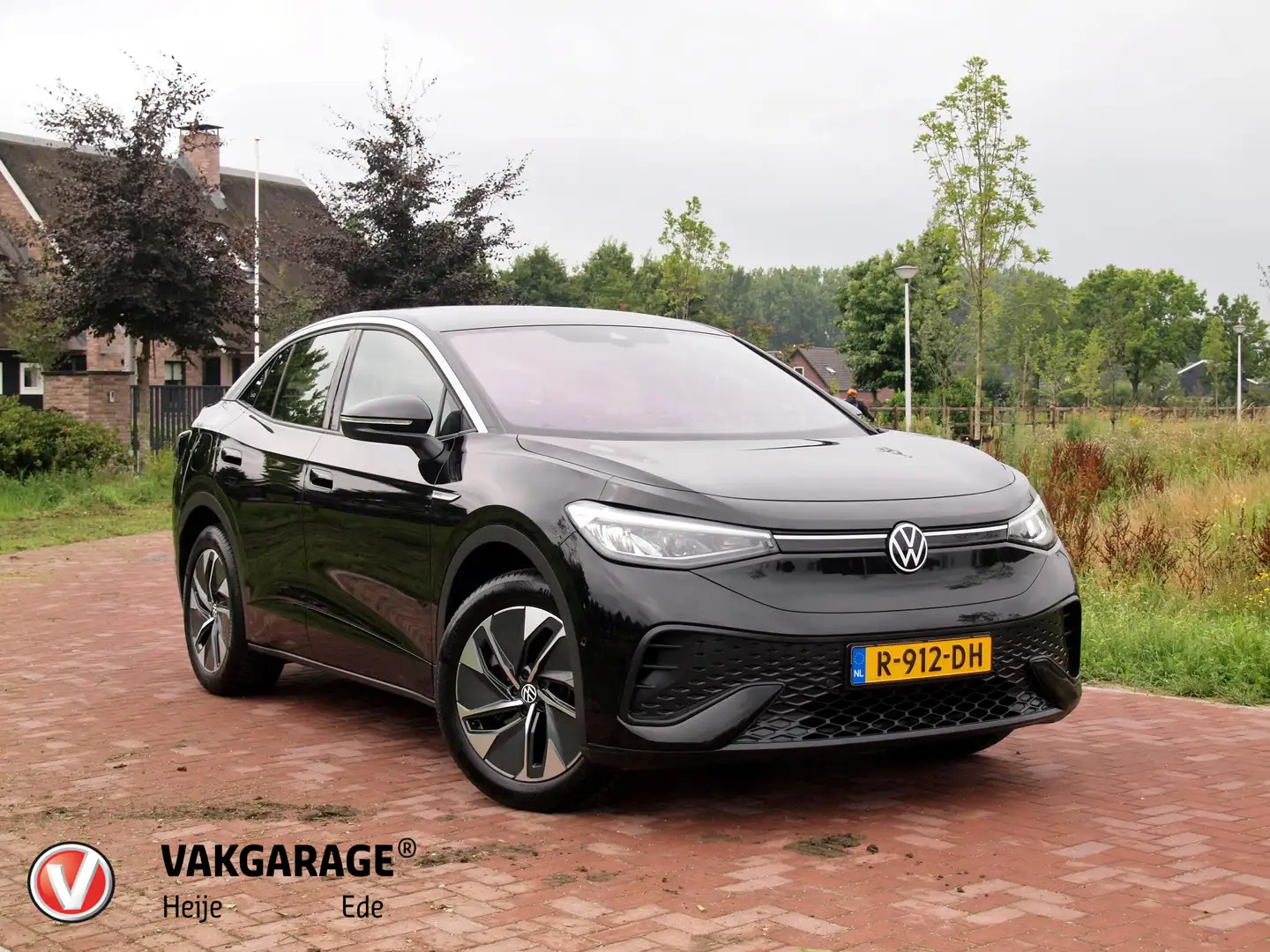 Volkswagen ID.5 Pro 77 kWh | Trekhaak | Camera | Apple Carplay | W Zwart - 1