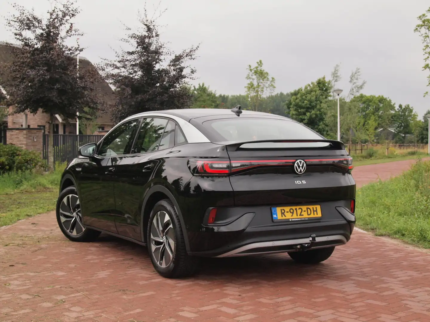 Volkswagen ID.5 Pro 77 kWh | Trekhaak | Camera | Apple Carplay | W Zwart - 2