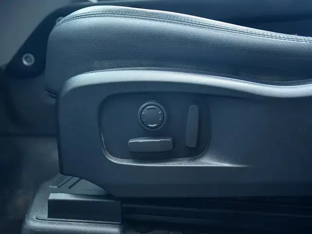 Land Rover Defender view 13