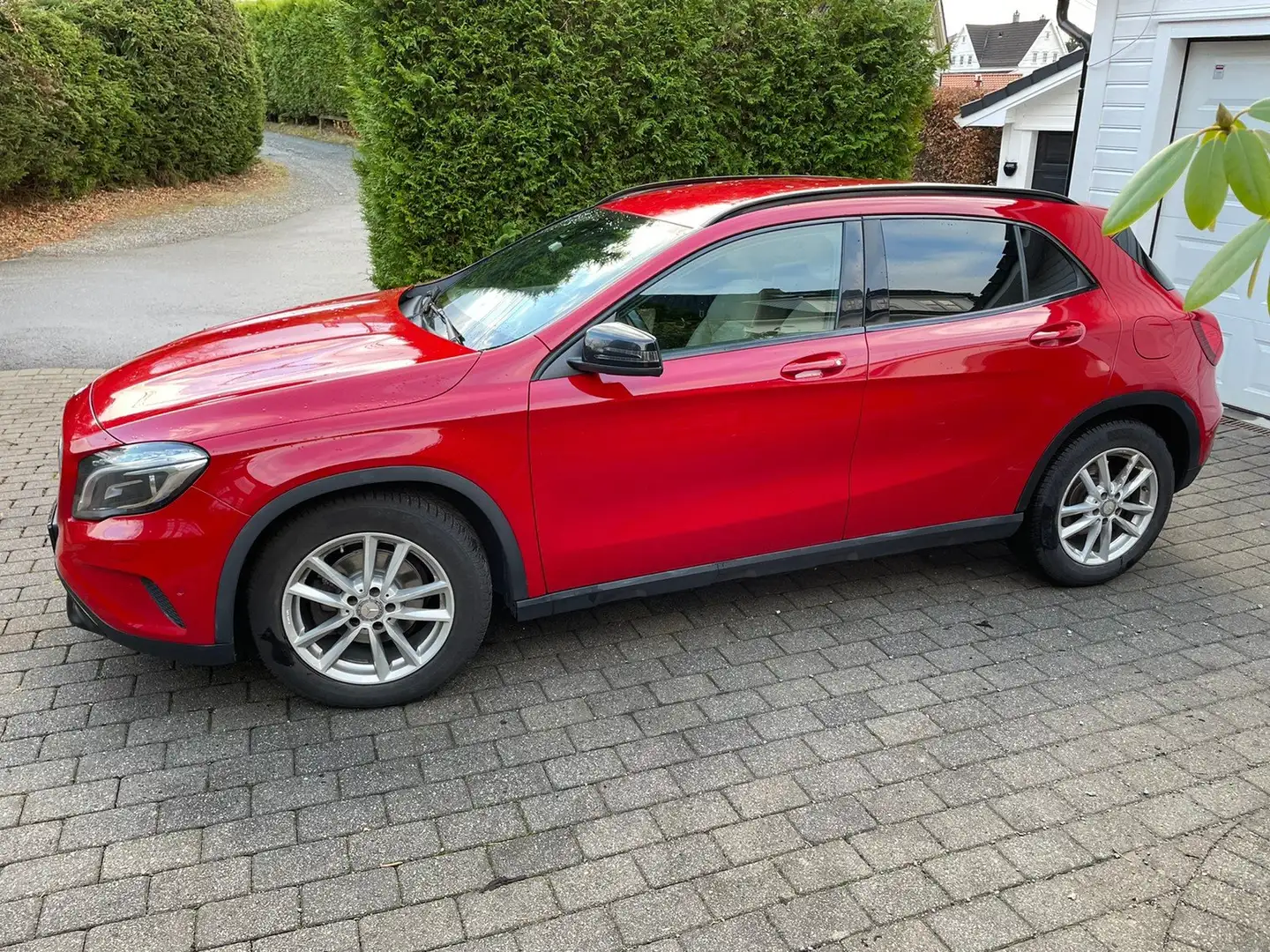 Mercedes-Benz GLA 220 GLA 220 d 4Matic 7G-DCT Červená - 1