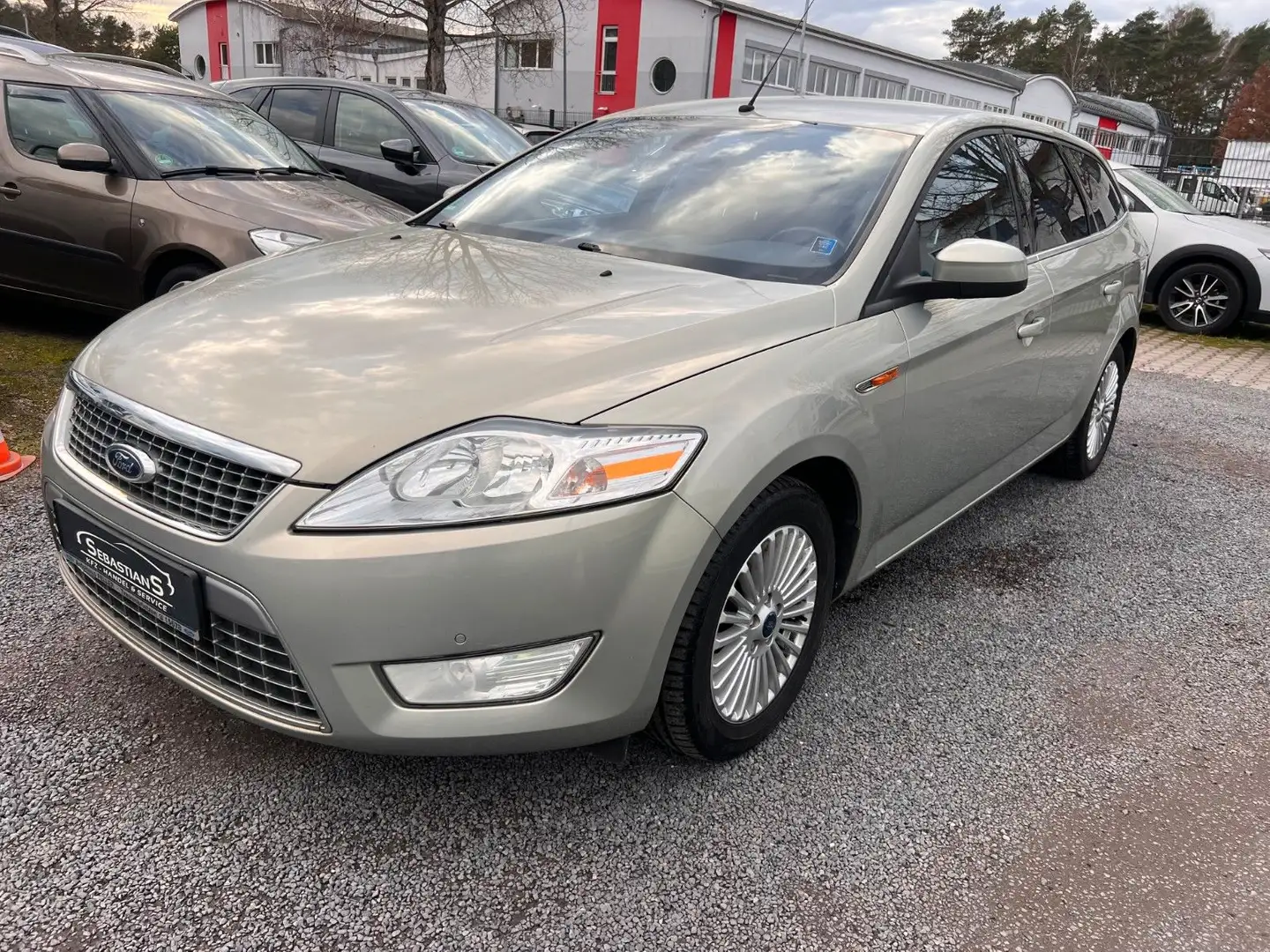 Ford Mondeo 2,0TDCi 85kW DPF Ghia Argent - 1