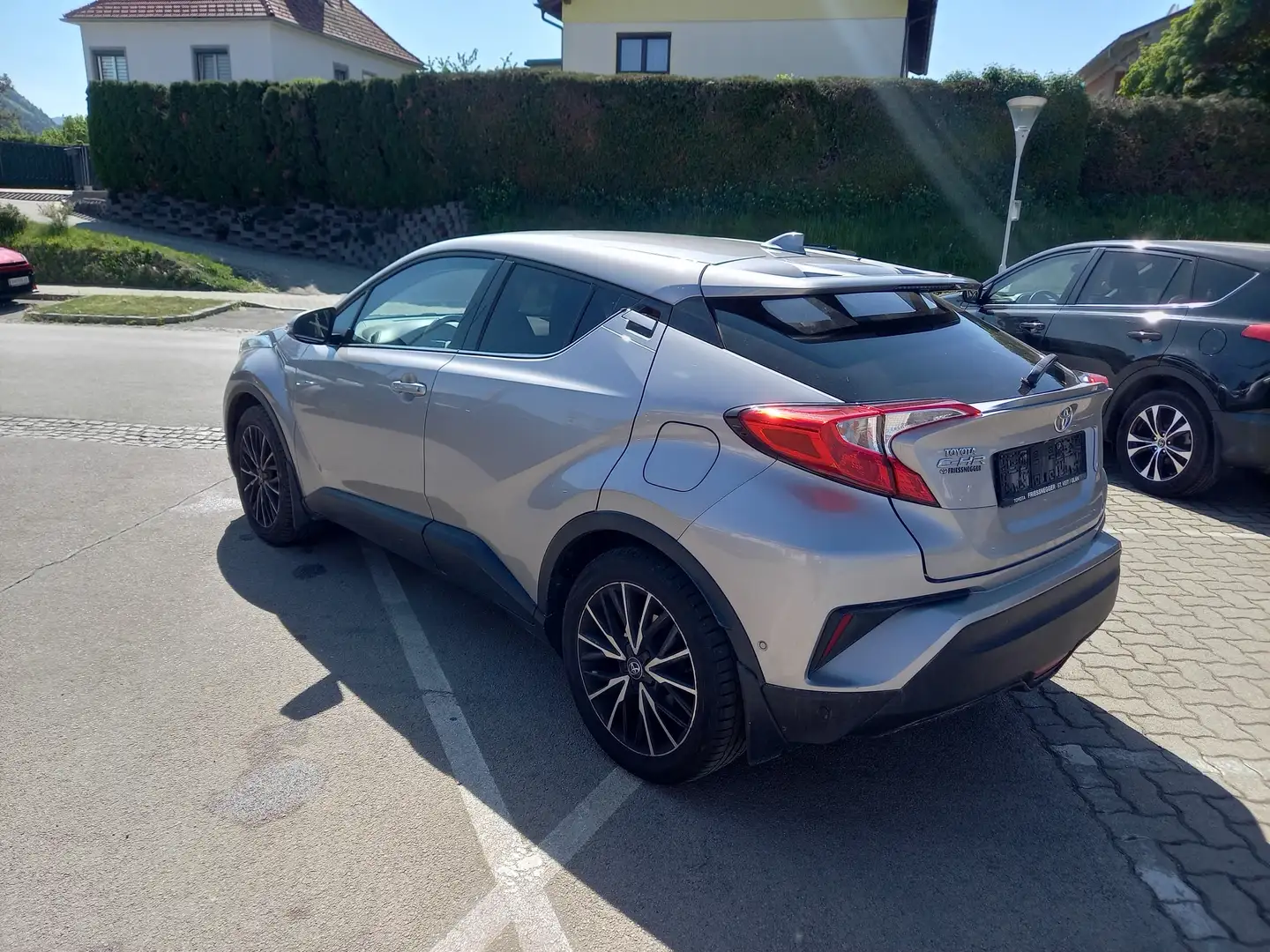 Toyota C-HR 1,2 T 4WD CVT C-HIC Grau - 2