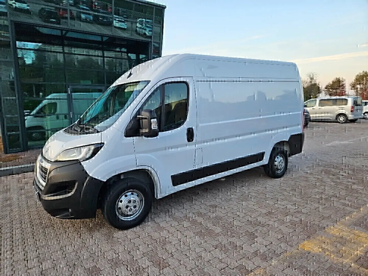 Peugeot Boxer 333 2.2 BlueHDi 140 S&S PM-TM Furgone Weiß - 1