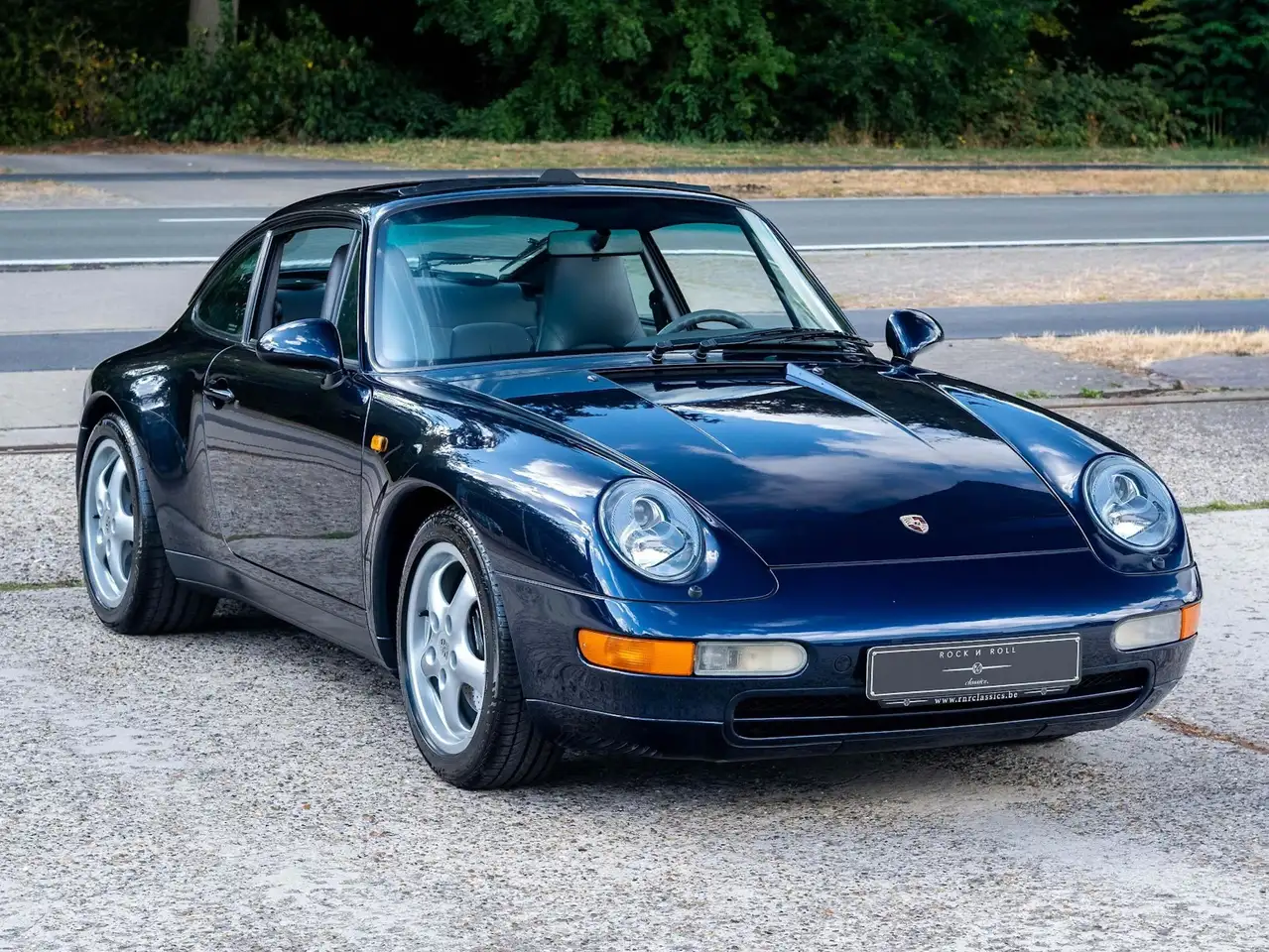 Porsche 993 Carrera 2 | Beautiful combination of Midnight Blue Pearl L39C with a full leather Classic Grey interior, foto 11