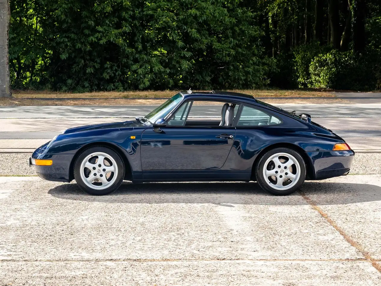 Porsche 993 Carrera 2 | Beautiful combination of Midnight Blue Pearl L39C with a full leather Classic Grey interior, foto 10