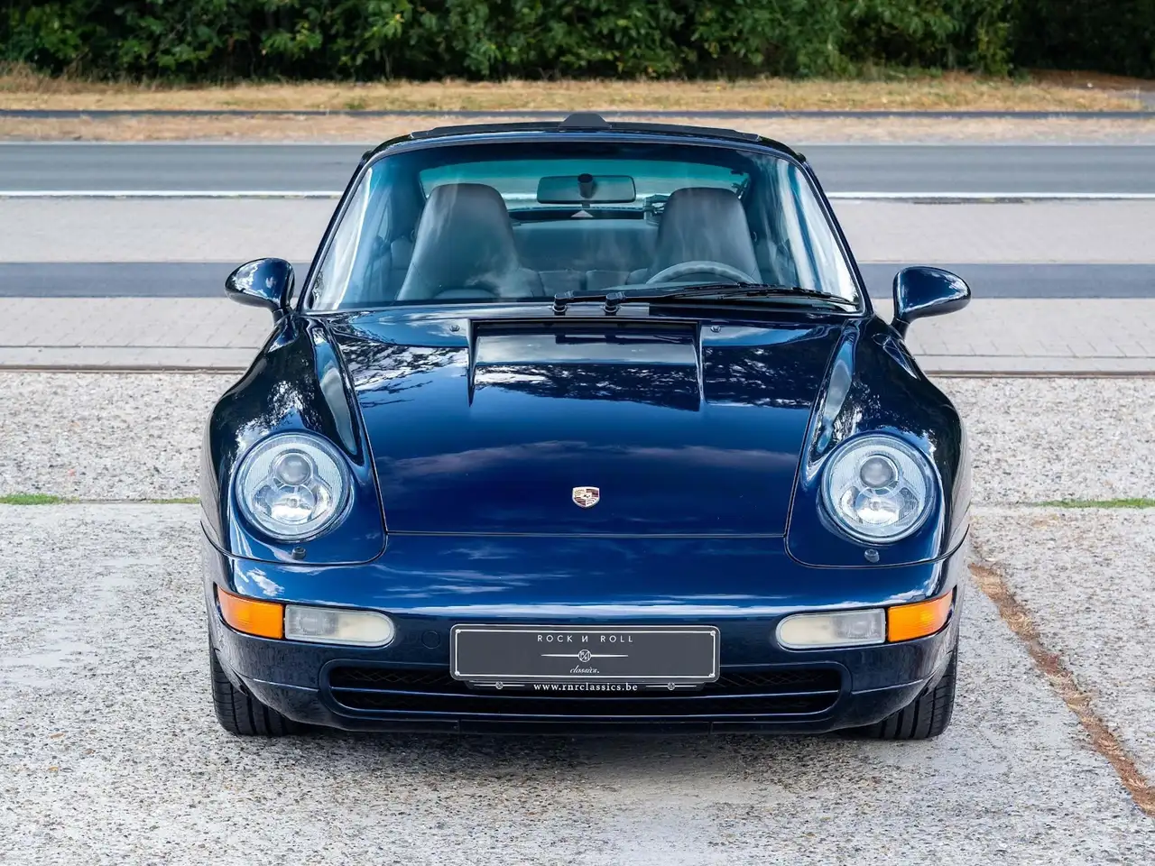 Porsche 993 Carrera 2 | Beautiful combination of Midnight Blue Pearl L39C with a full leather Classic Grey interior, foto 12